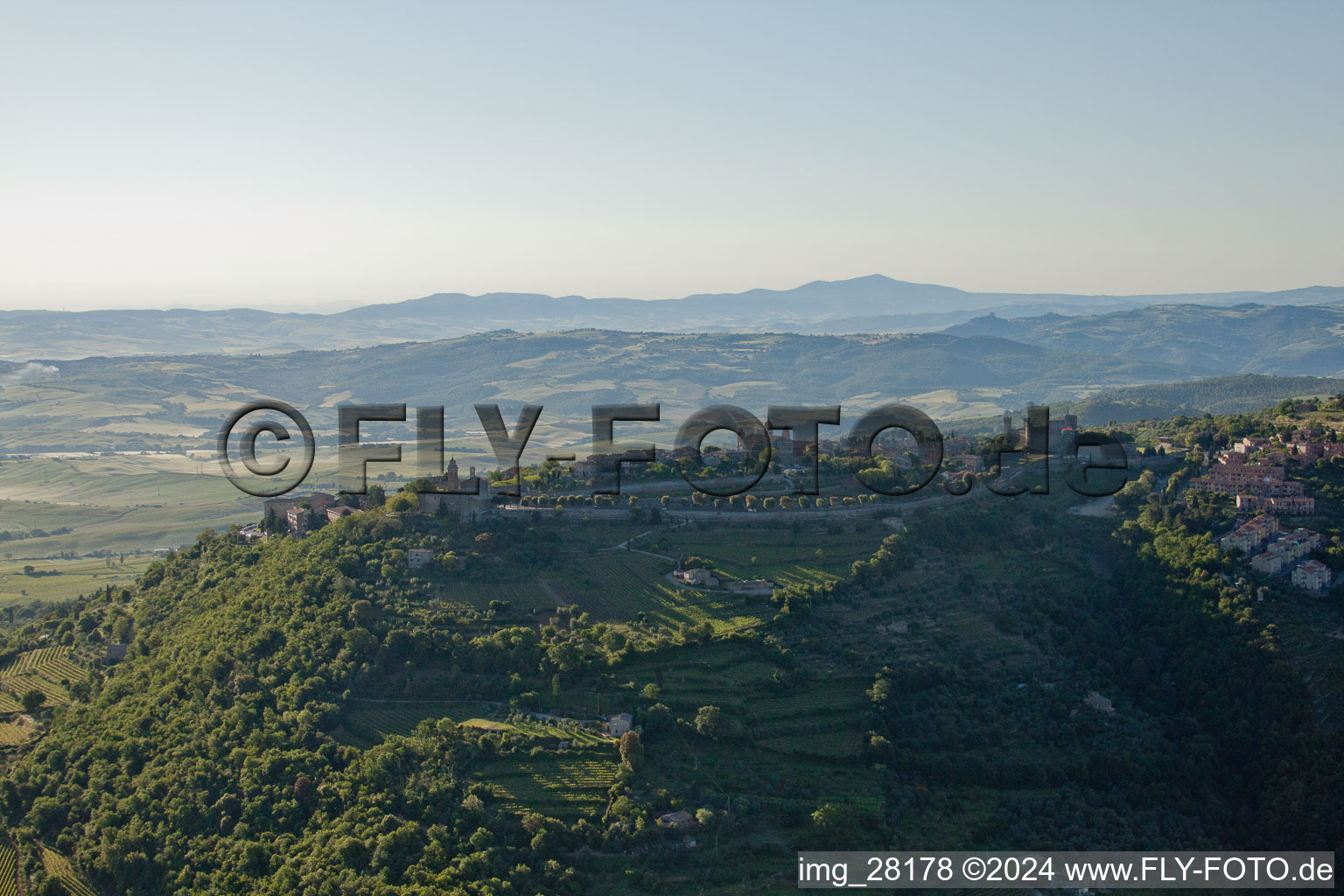 Vue aérienne de Montalcino dans le département Siena, Italie