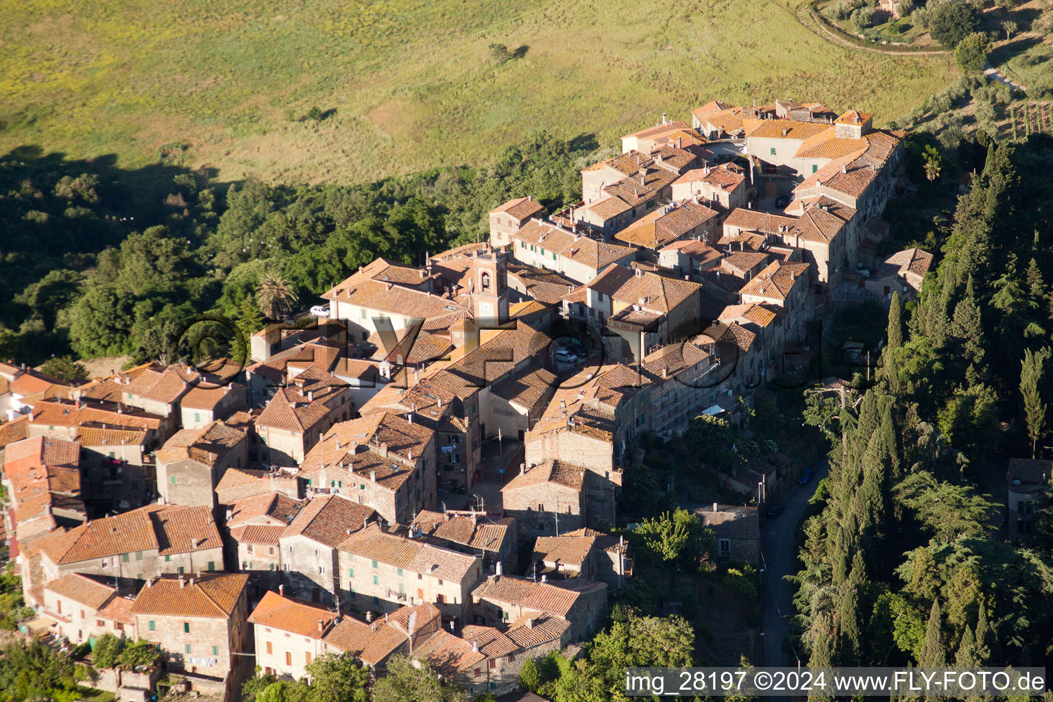 Vue aérienne de Civitella Marittima dans le département Toscane, Italie