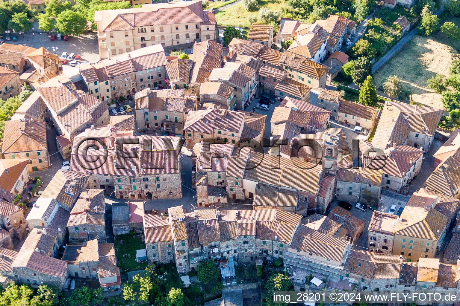 Vue aérienne de Vieille ville et centre-ville à Civitella Marittima dans le département Toscane, Italie