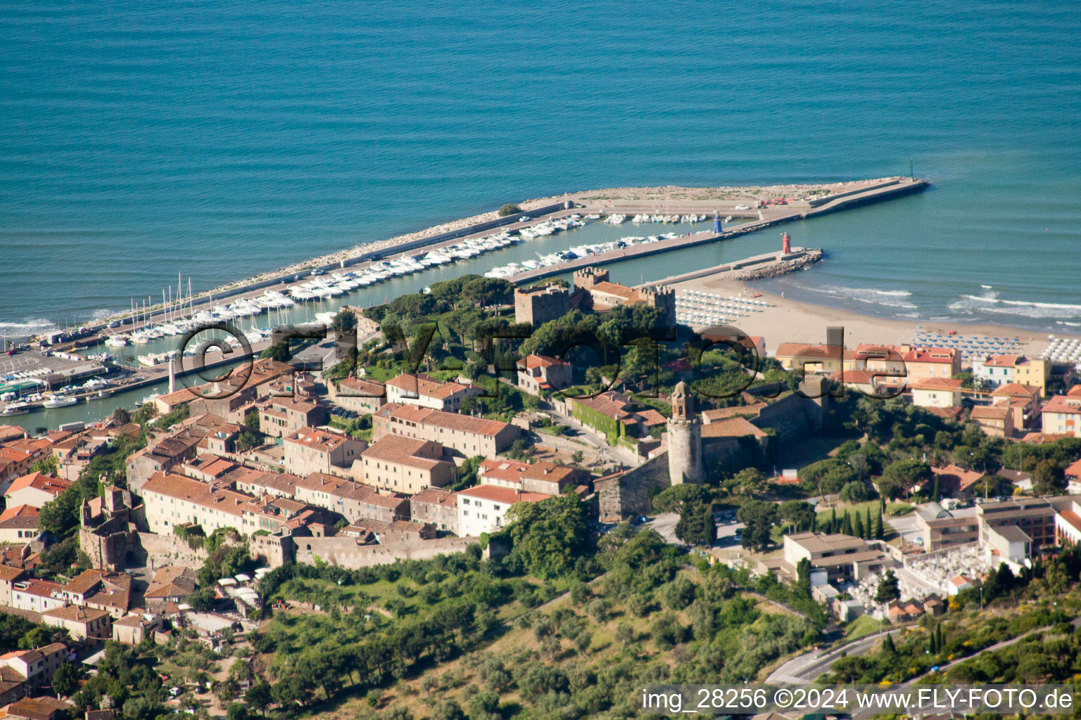 Vue aérienne de Castiglione della Pescaia dans le département Toscane, Italie