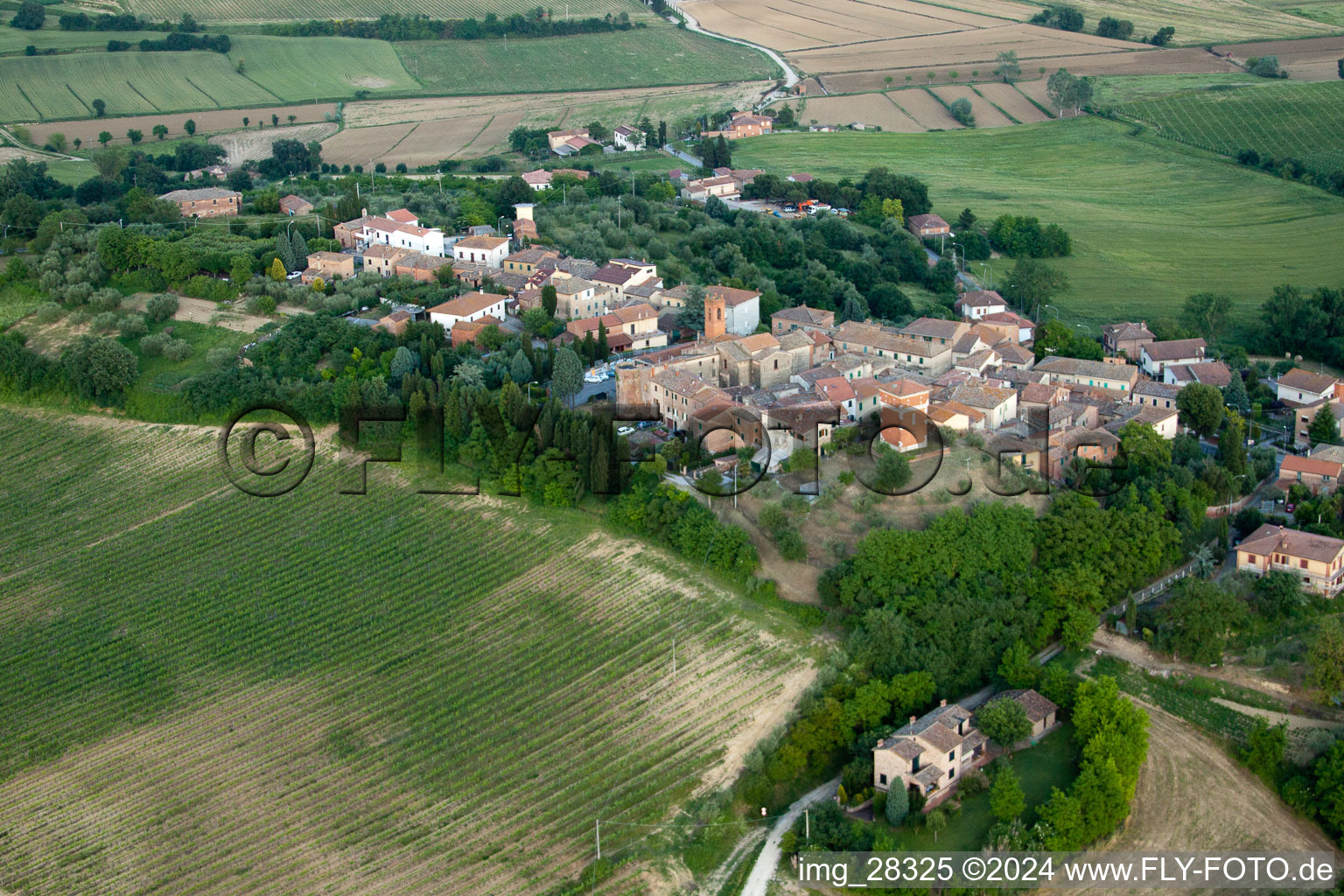 Vue aérienne de Valiano dans le département Toscane, Italie