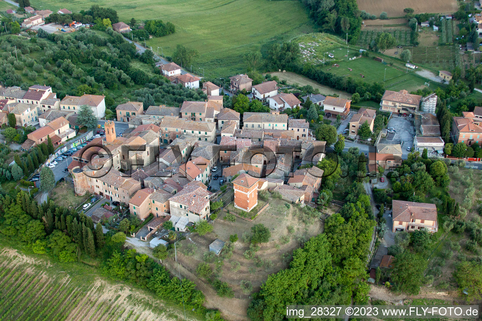 Vue aérienne de Valiano dans le département Toscane, Italie