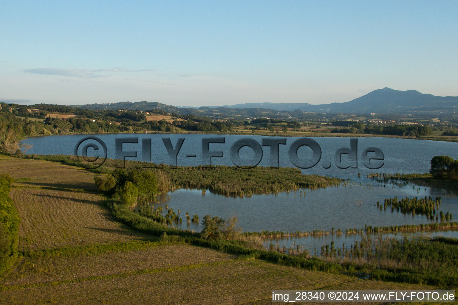 Vue aérienne de Lac le Montalcino à Pozzuolo dans le département Ombrie, Italie