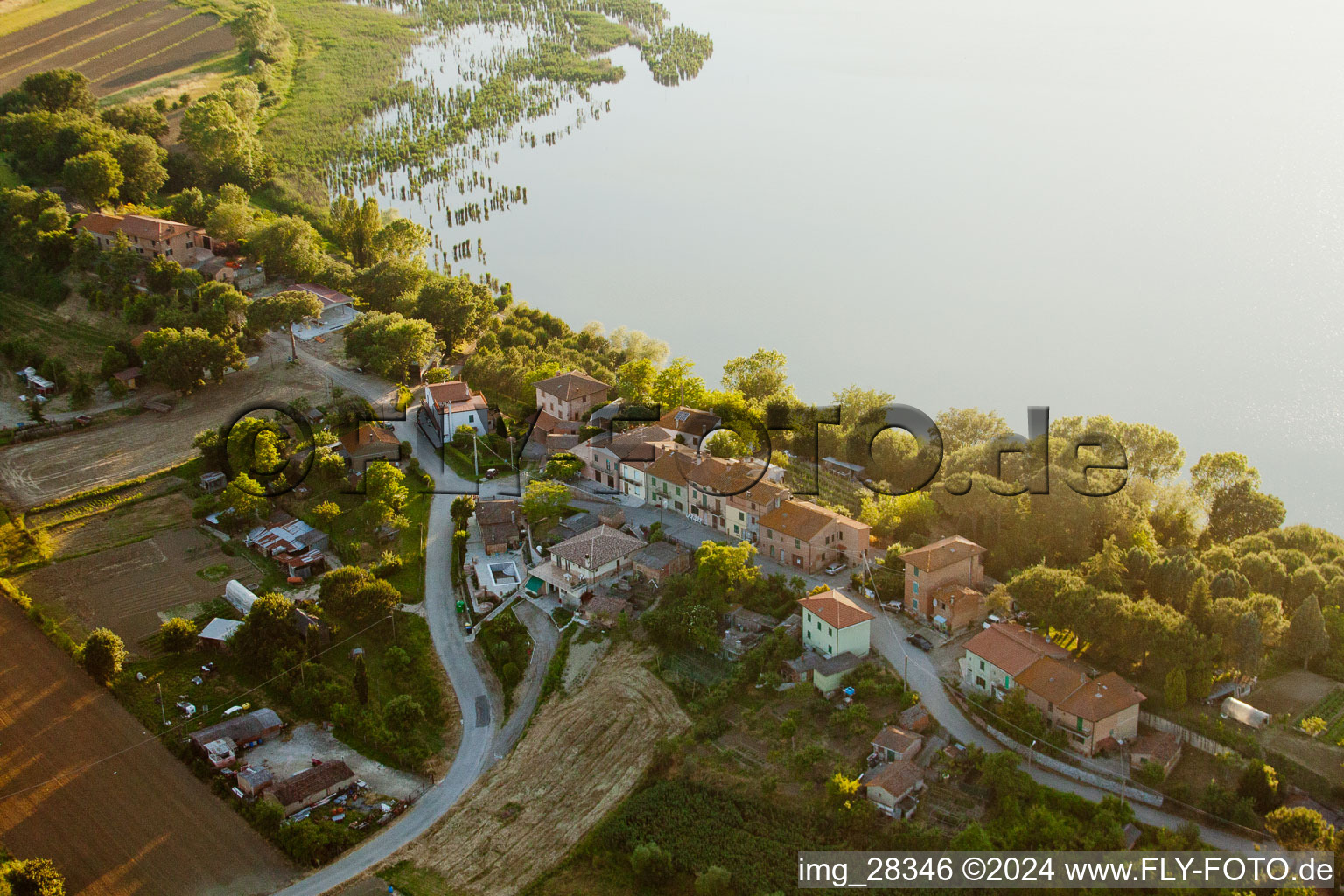 Vue aérienne de Zones riveraines du lac de Montepulciano en Mugnanesi en Ombrie à le quartier Mugnanesi in Castiglione del Lago dans le département Perugia, Italie