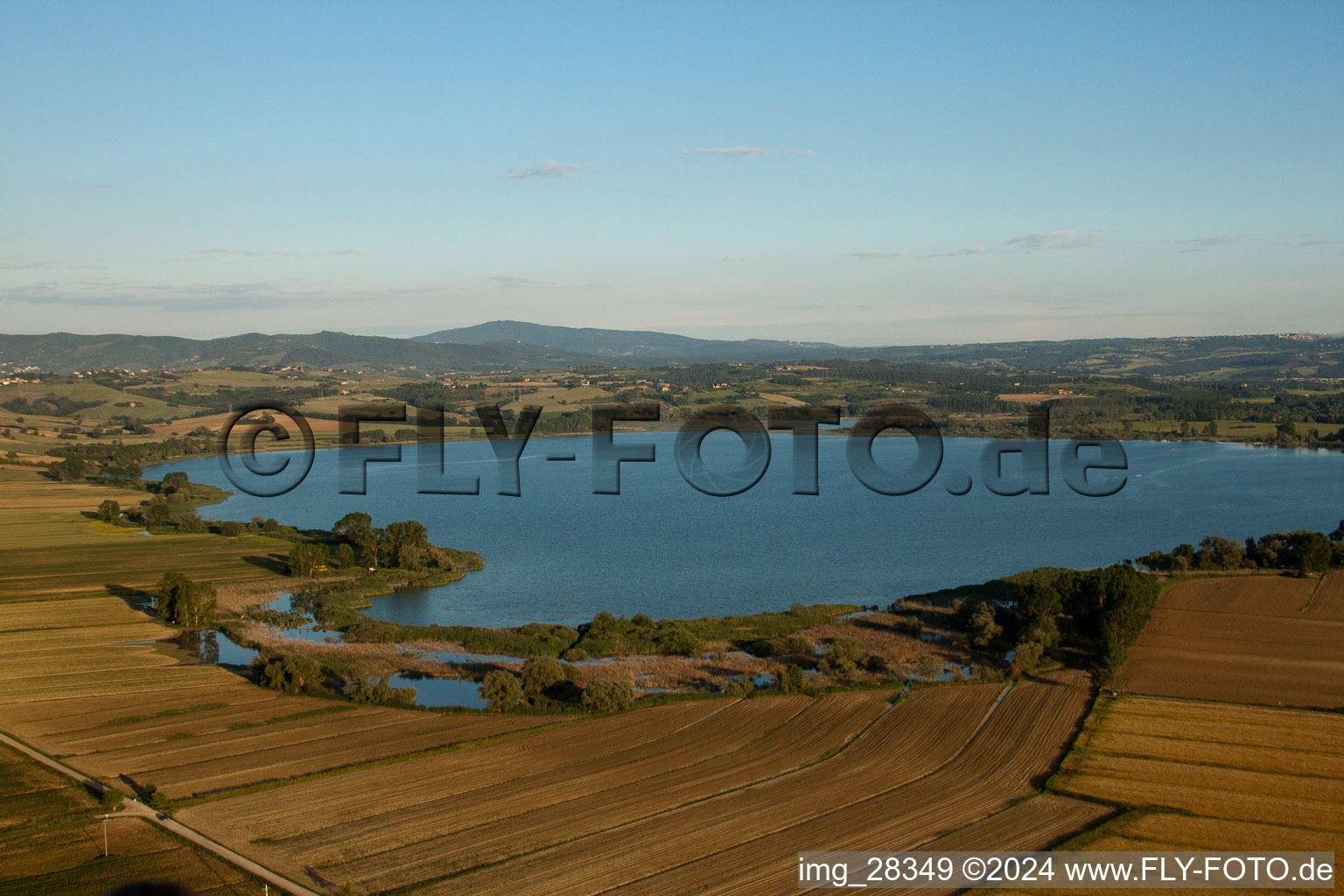 Vue aérienne de Lac de Montepulciano à Gioiella dans le département Ombrie, Italie