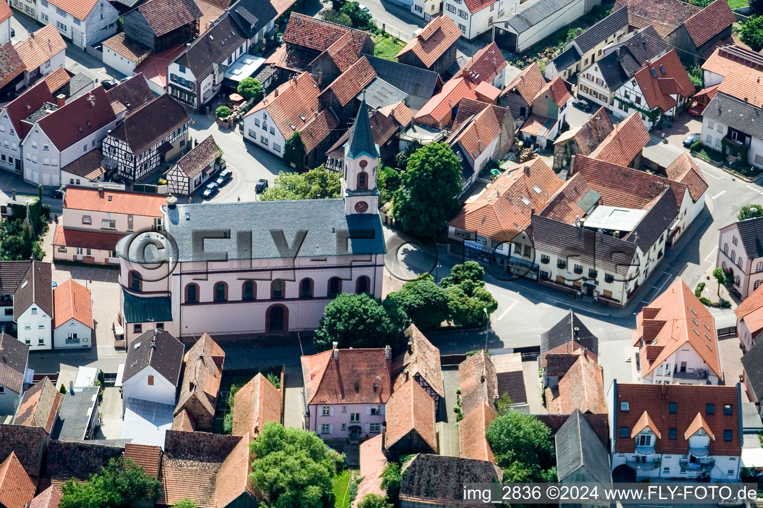 Vue aérienne de Église à Neupotz dans le département Rhénanie-Palatinat, Allemagne