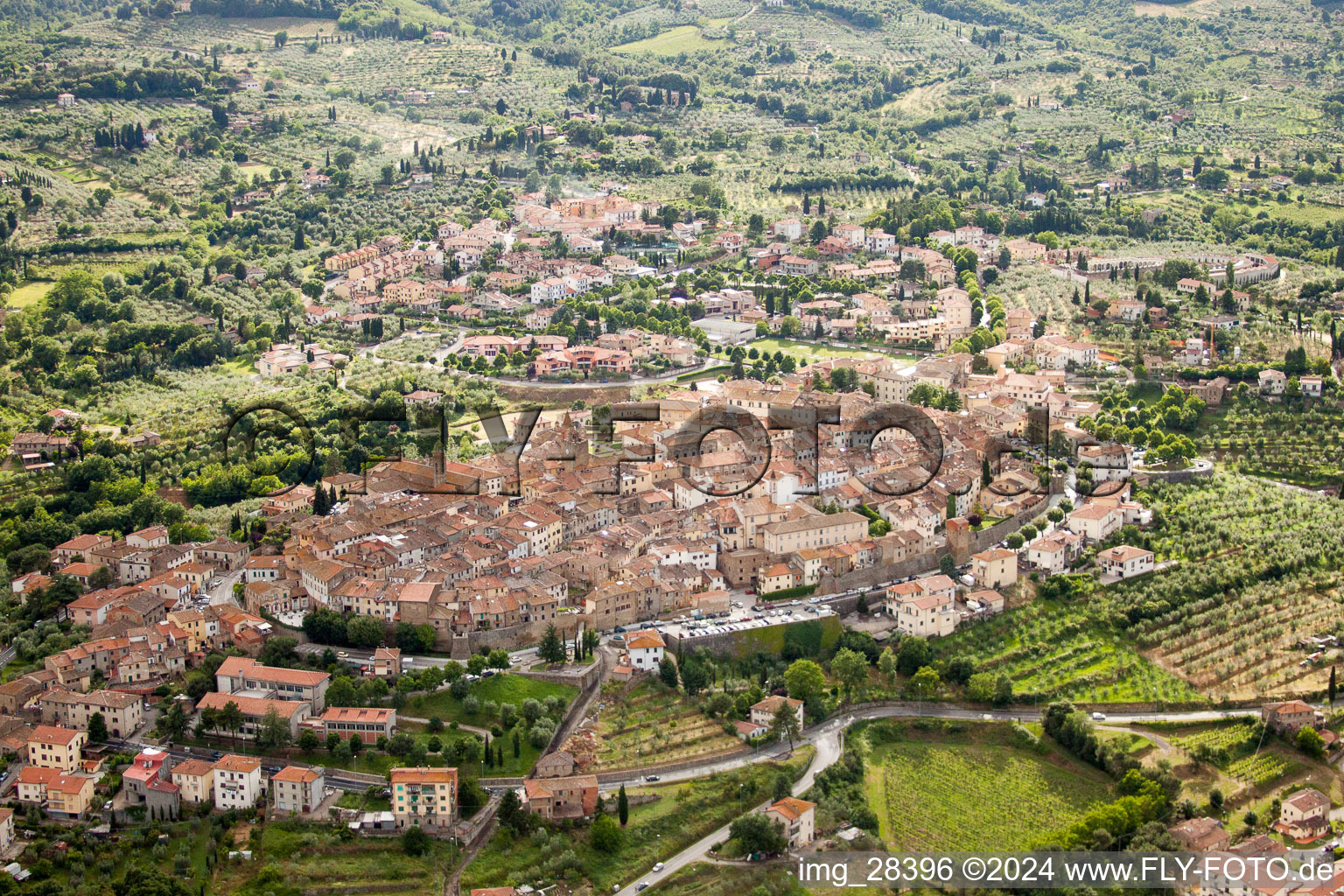 Vue aérienne de Champs agricoles et surfaces utilisables à Monte San Savino dans le département Arezzo, Italie