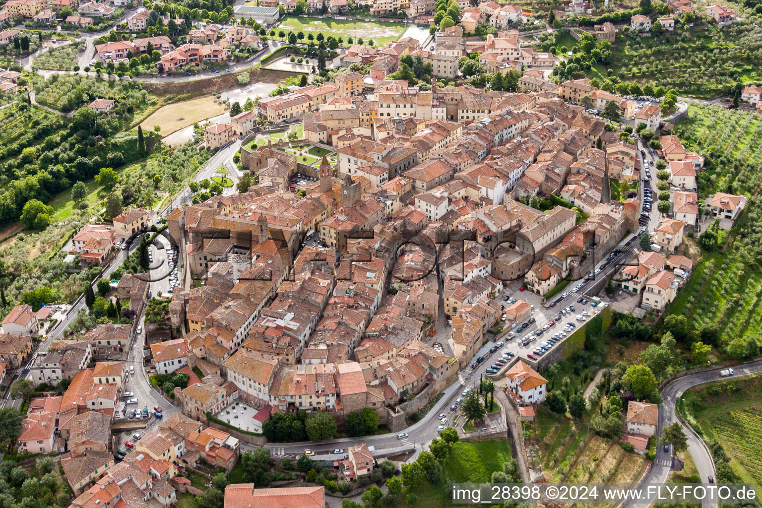 Vue aérienne de Vieille ville et centre-ville à Monte San Savino dans le département Toscane, Italie