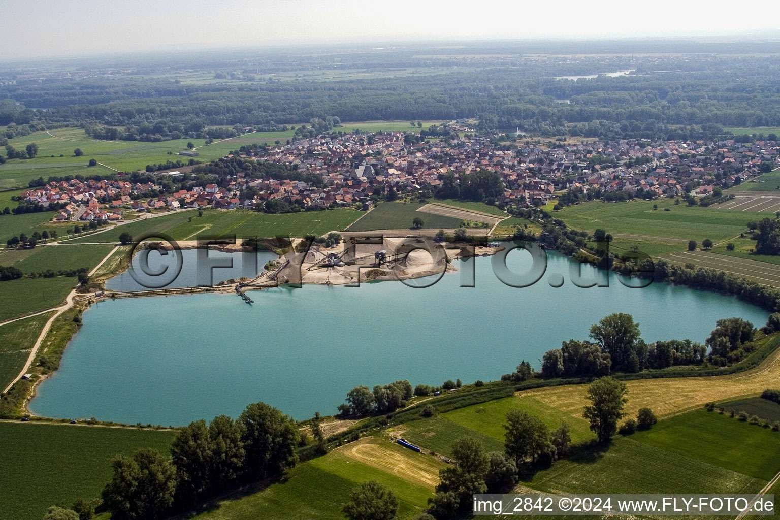 Vue aérienne de Étang de carrière à Neupotz dans le département Rhénanie-Palatinat, Allemagne