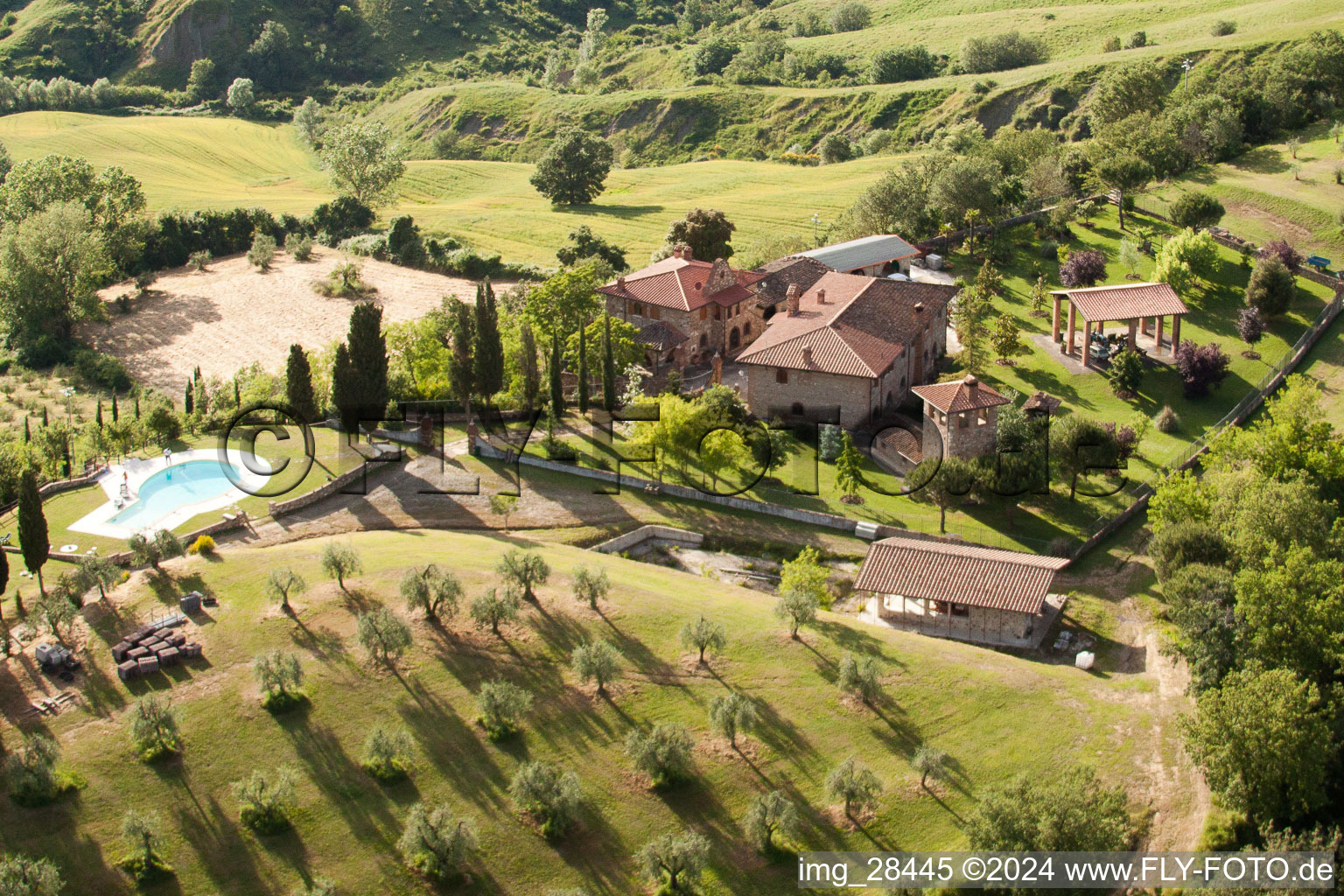 Vue aérienne de Villa de vacances de luxe avec piscine et oliveraie à le quartier Podere Montecerconi in Asciano dans le département Siena, Italie