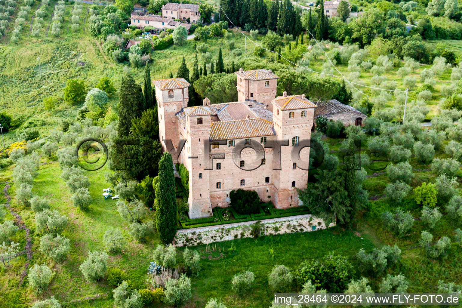 Vue aérienne de Complexe hôtelier du château Castello Delle Quattro Torra à le quartier Colonia Santa Regina in Siena dans le département Siena, Italie