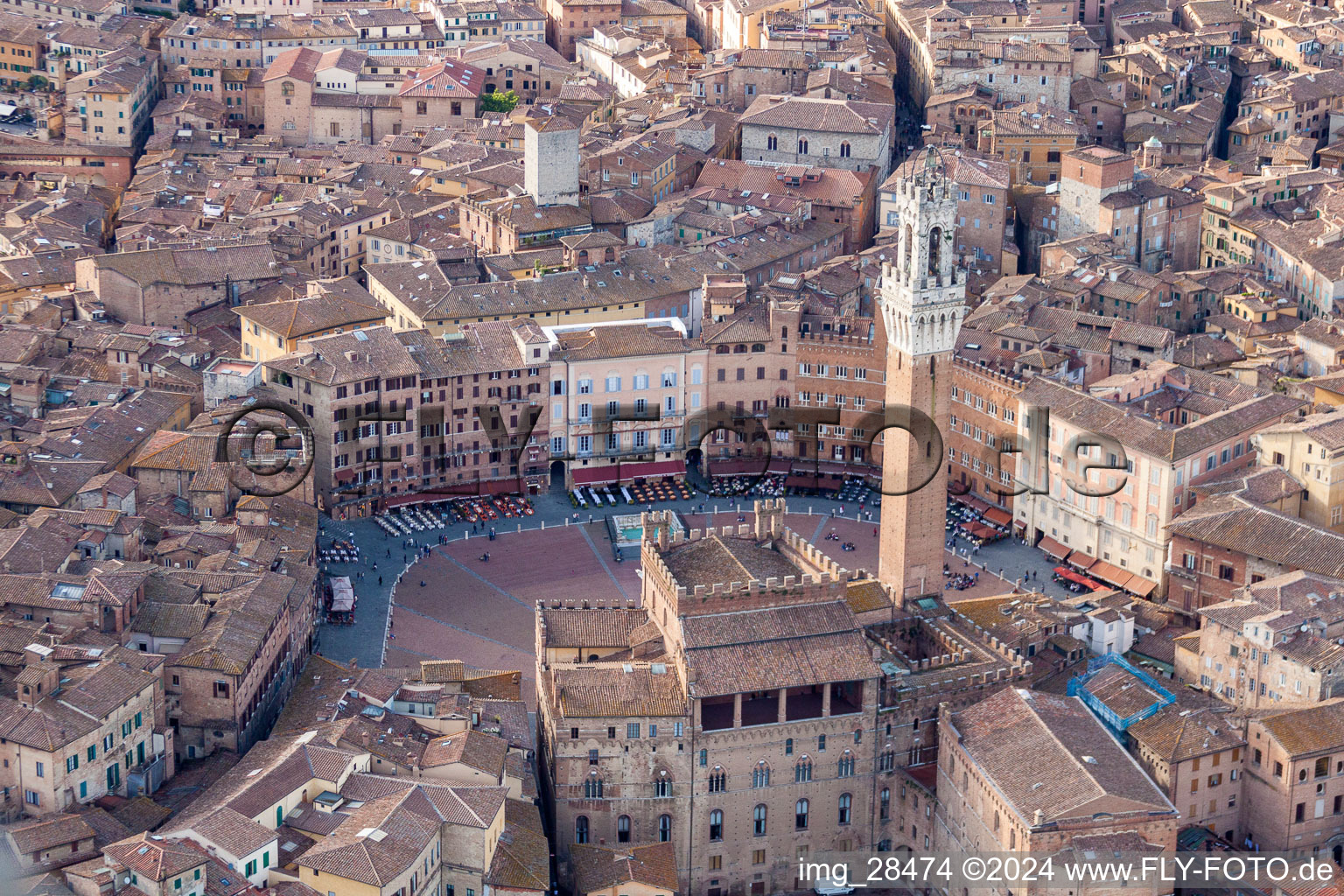 Vue aérienne de Ensemble carré de la Piazza del Campo au centre ville à Siena dans le département Toscane, Italie