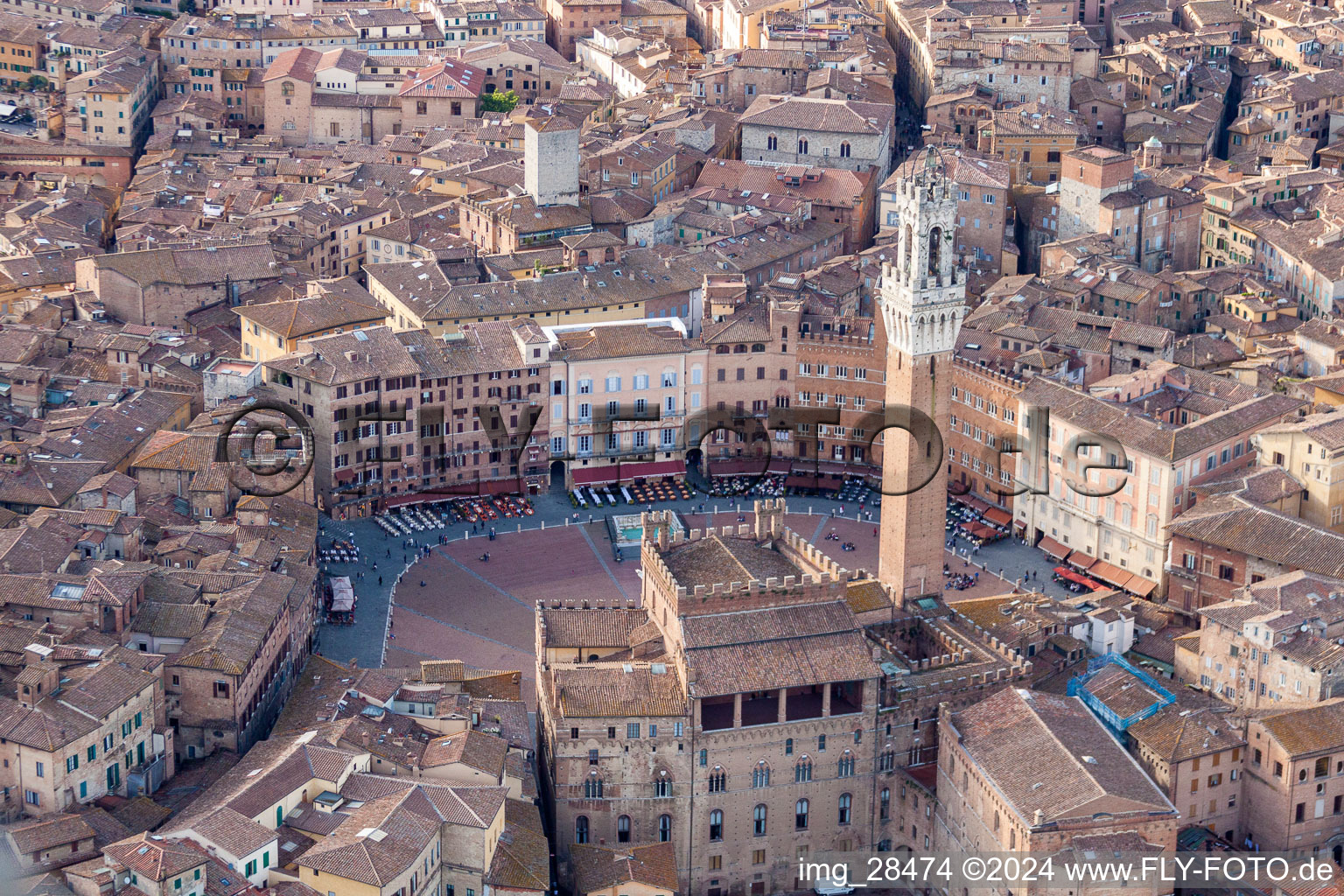 Vue aérienne de Ensemble carré de la Piazza del Campo au centre ville à Siena dans le département Siena, Italie