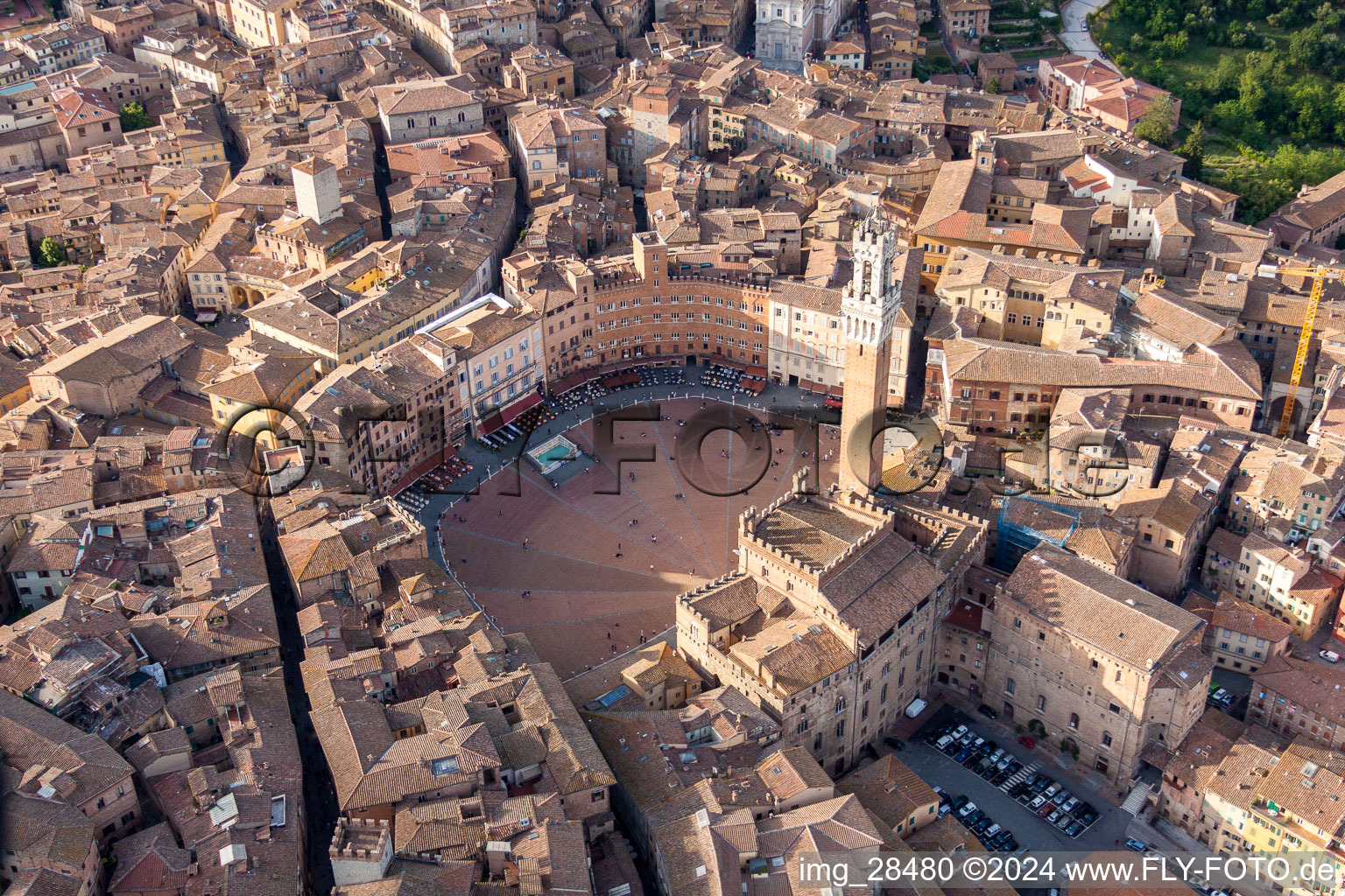 Vue aérienne de Place du marché Piazza del Campo au centre ville à Siena dans le département Siena, Italie