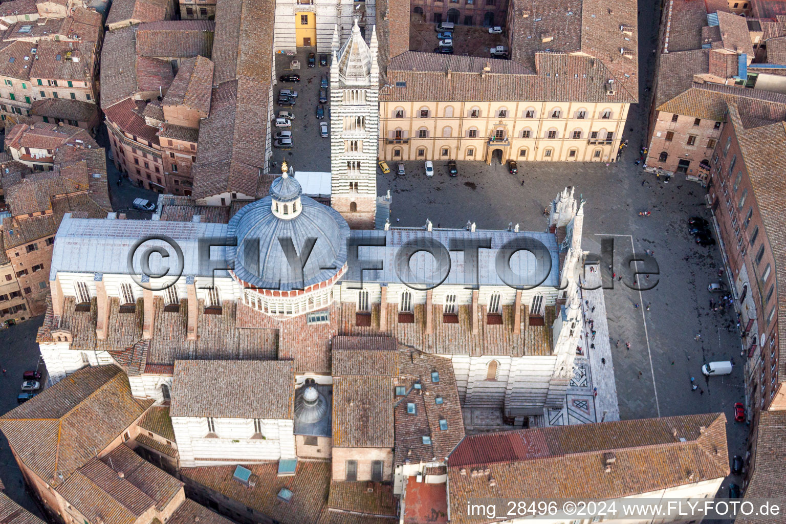 Vue aérienne de Bâtiment de l'église de la cathédrale Cathédrale de Siena / Duomo di Siena à Siena dans le département Siena, Italie