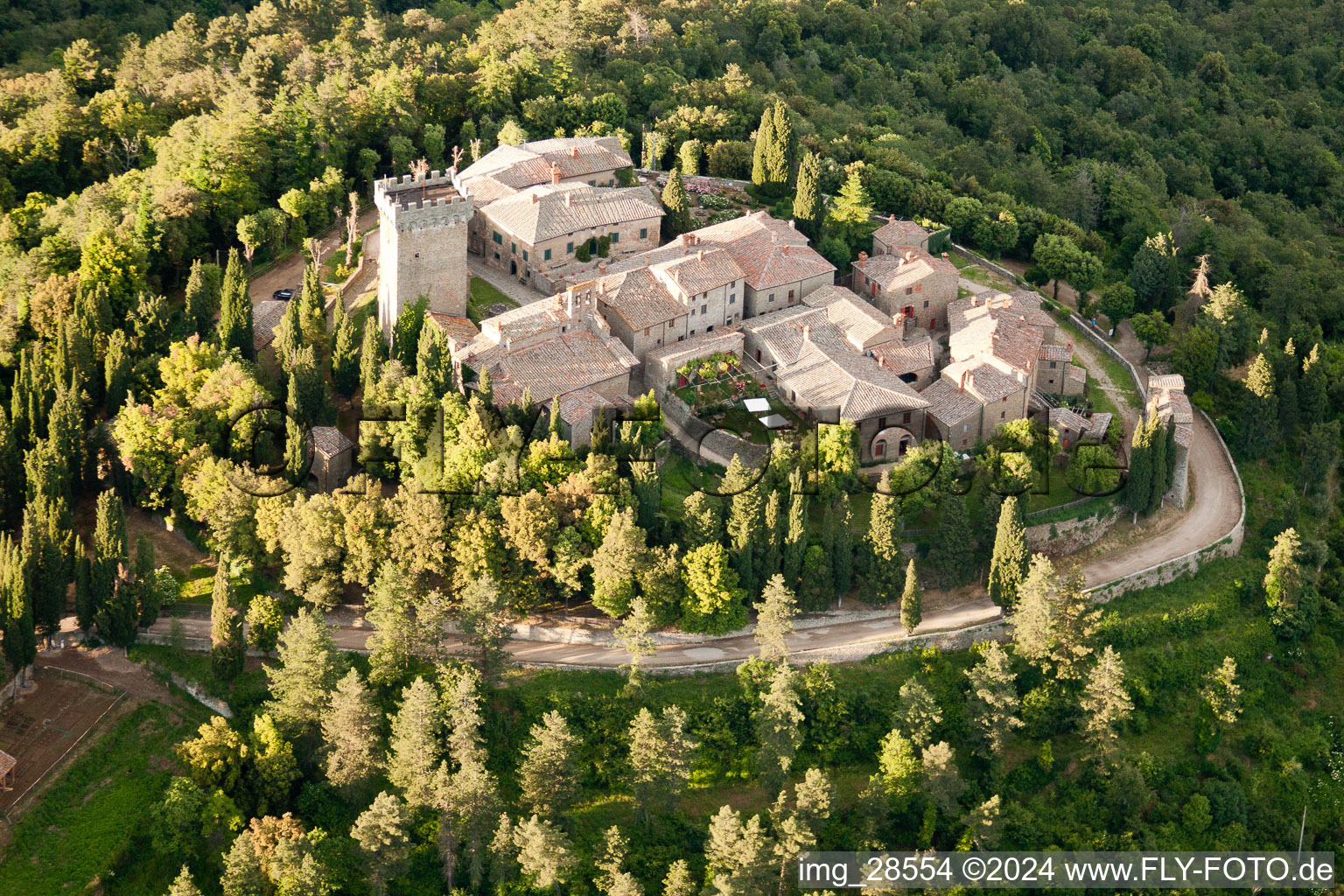 Vue aérienne de Palazzuolo dans le département Toscane, Italie