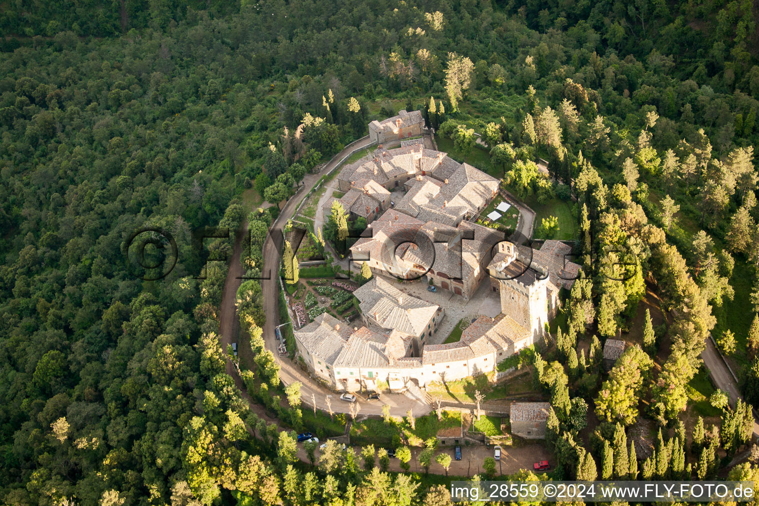 Vue aérienne de Complexe du château du Castello di Gargonza à le quartier Gargonza in Monte San Savino dans le département Arezzo, Italie