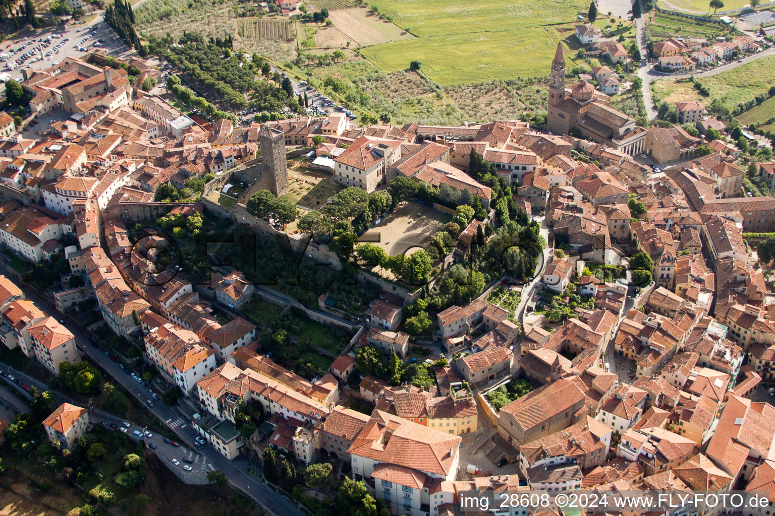 Vue aérienne de Ruines et vestiges des murs de l'ancien complexe du château Castiglion Fiorentino sur la montagne de la ville circulaire Castiglion Fiorentino à Castiglion Fiorentino dans le département Toscane, Italie