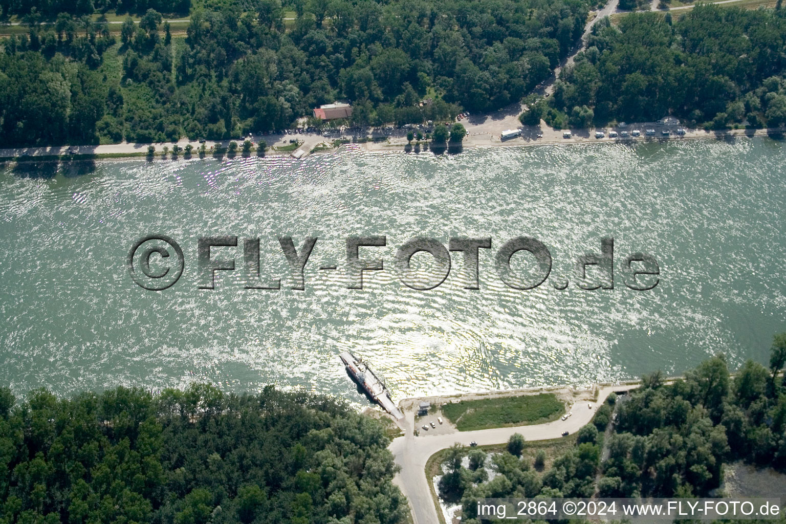 Vue aérienne de Ferry sur le Rhin à Leopoldshafen à Leimersheim dans le département Rhénanie-Palatinat, Allemagne