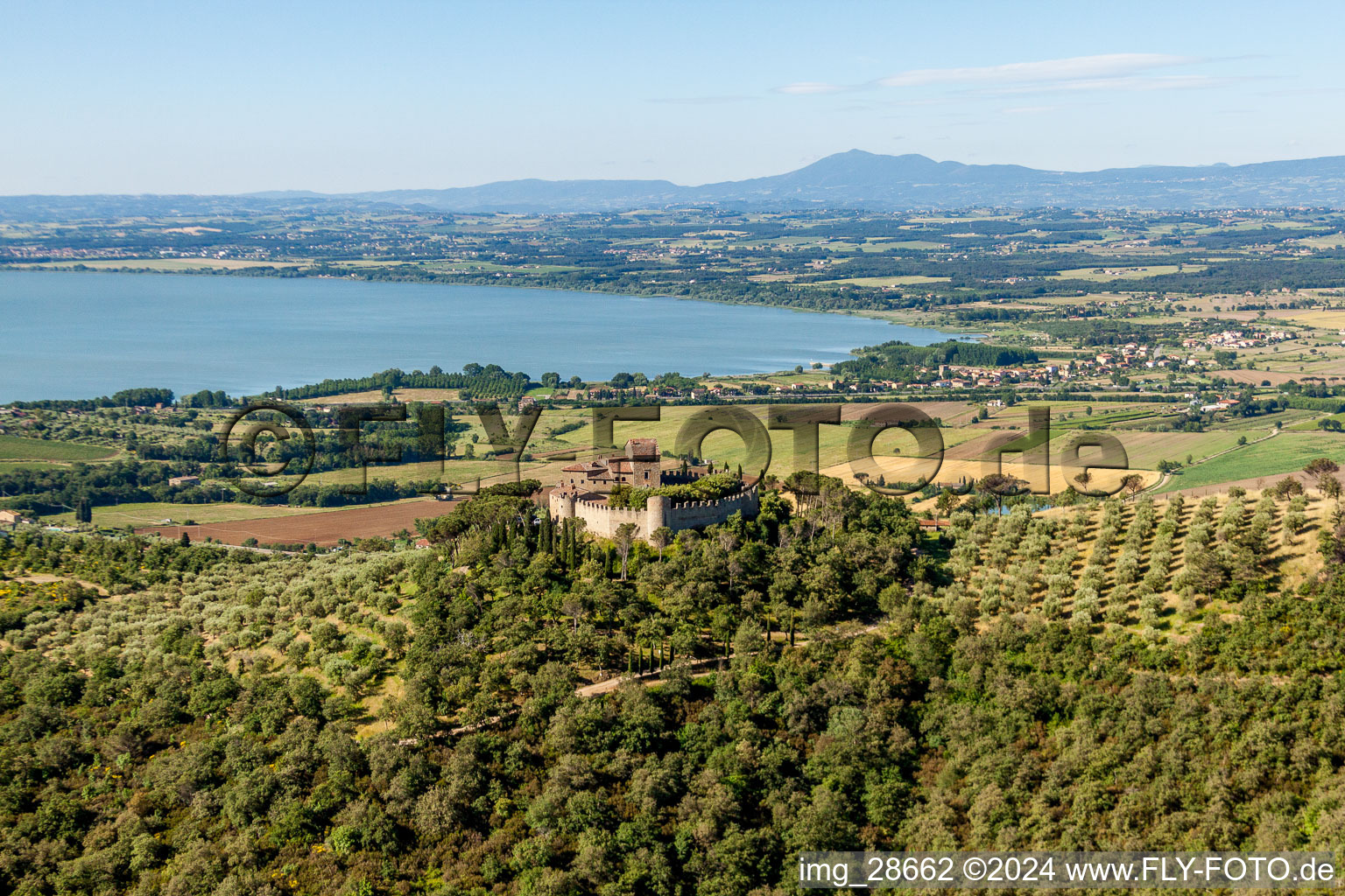 Vue aérienne de Complexe du château de la Veste Castello di Montegualandro sur le lac Traseminer à Montecchio en Ombrie à Tuoro sul Trasimeno dans le département Perugia, Italie