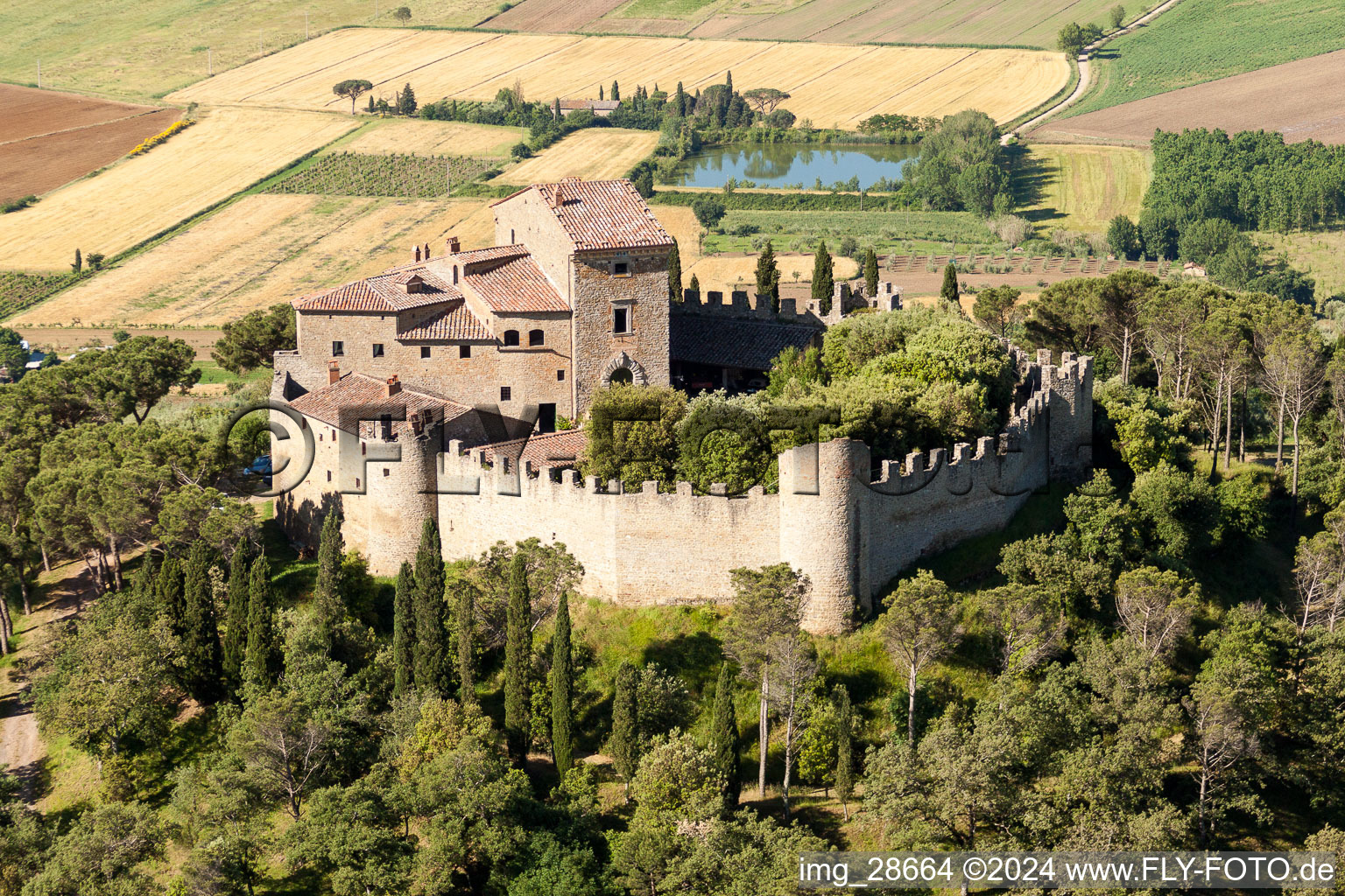 Vue aérienne de Complexe du château de la Veste Castello di Montegualandro sur le lac Traseminer à Montecchio en Ombrie à Tuoro sul Trasimeno dans le département Perugia, Italie