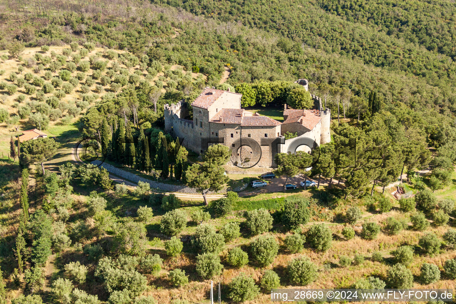 Photographie aérienne de Complexe du château de la Veste Castello di Montegualandro sur le lac Traseminer à Montecchio en Ombrie à Tuoro sul Trasimeno dans le département Perugia, Italie