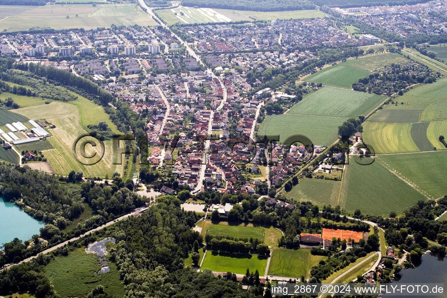 Quartier Leopoldshafen in Eggenstein-Leopoldshafen dans le département Bade-Wurtemberg, Allemagne du point de vue du drone