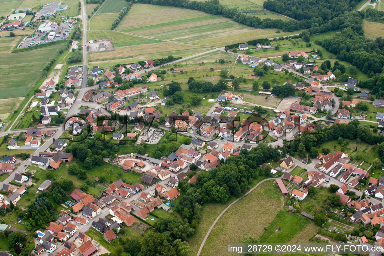 Scheibenhardt à Scheibenhard dans le département Bas Rhin, France du point de vue du drone