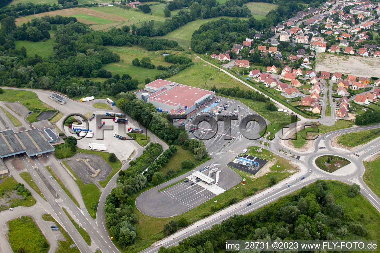 Vue aérienne de Le nouveau supermarché Carrefour à Lauterbourg dans le département Bas Rhin, France