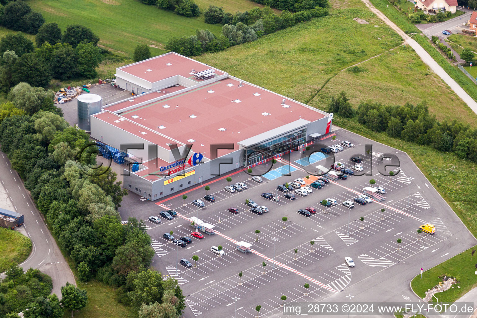 Vue aérienne de Succursale de supermarché et parking du Carrefour Market Lauterbourg à Scheibenhard dans le département Bas Rhin, France