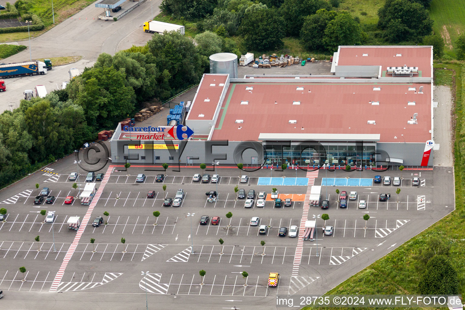 Vue aérienne de Succursale de supermarché et parking du Carrefour Market Lauterbourg à Scheibenhard dans le département Bas Rhin, France