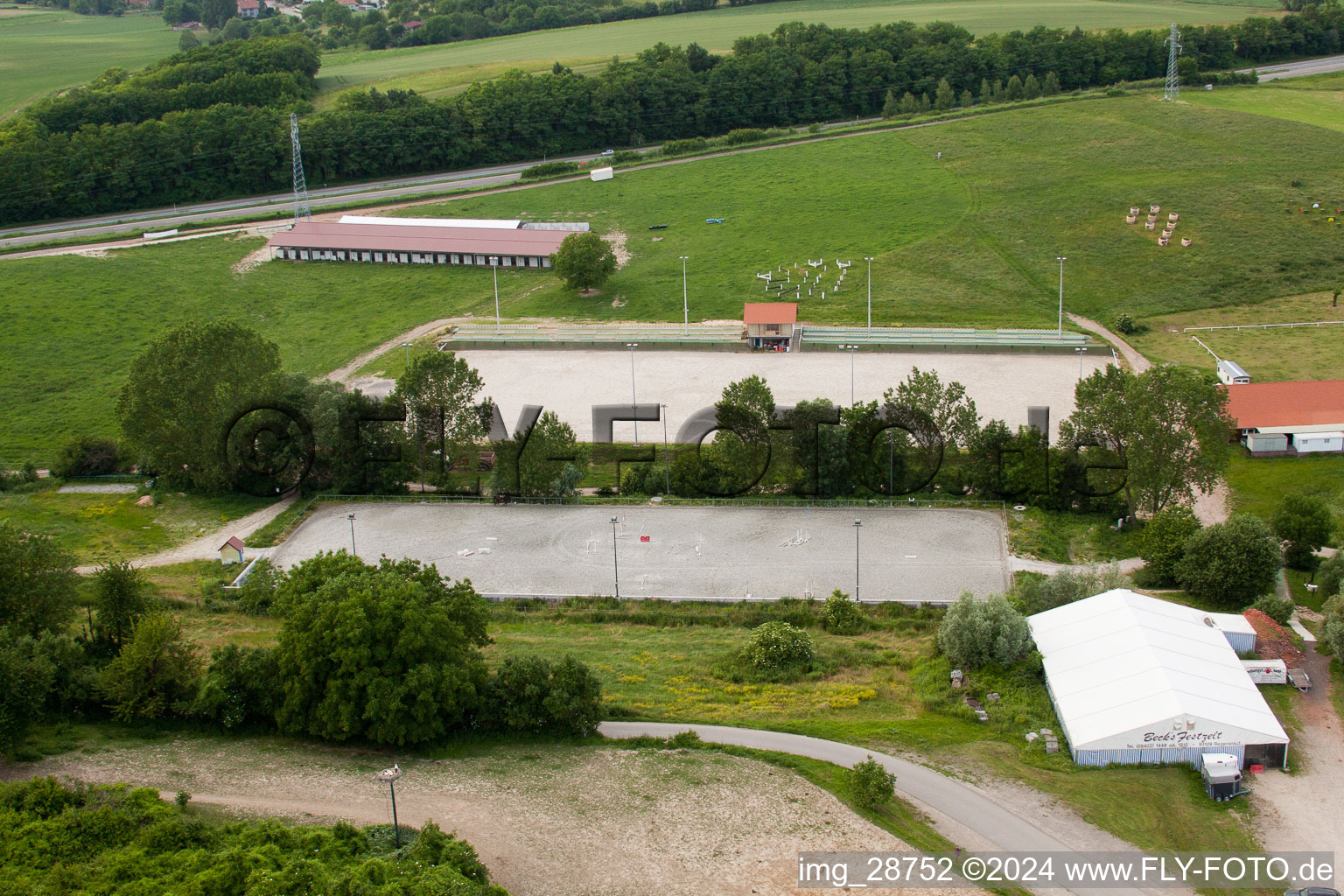 Vue d'oiseau de Haras de la Née à Neewiller-près-Lauterbourg dans le département Bas Rhin, France