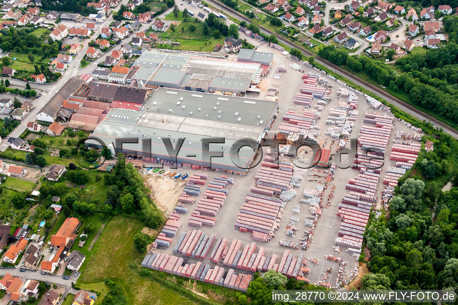 Vue aérienne de Locaux de la briqueterie Wienerberger à Seltz dans le département Bas Rhin, France