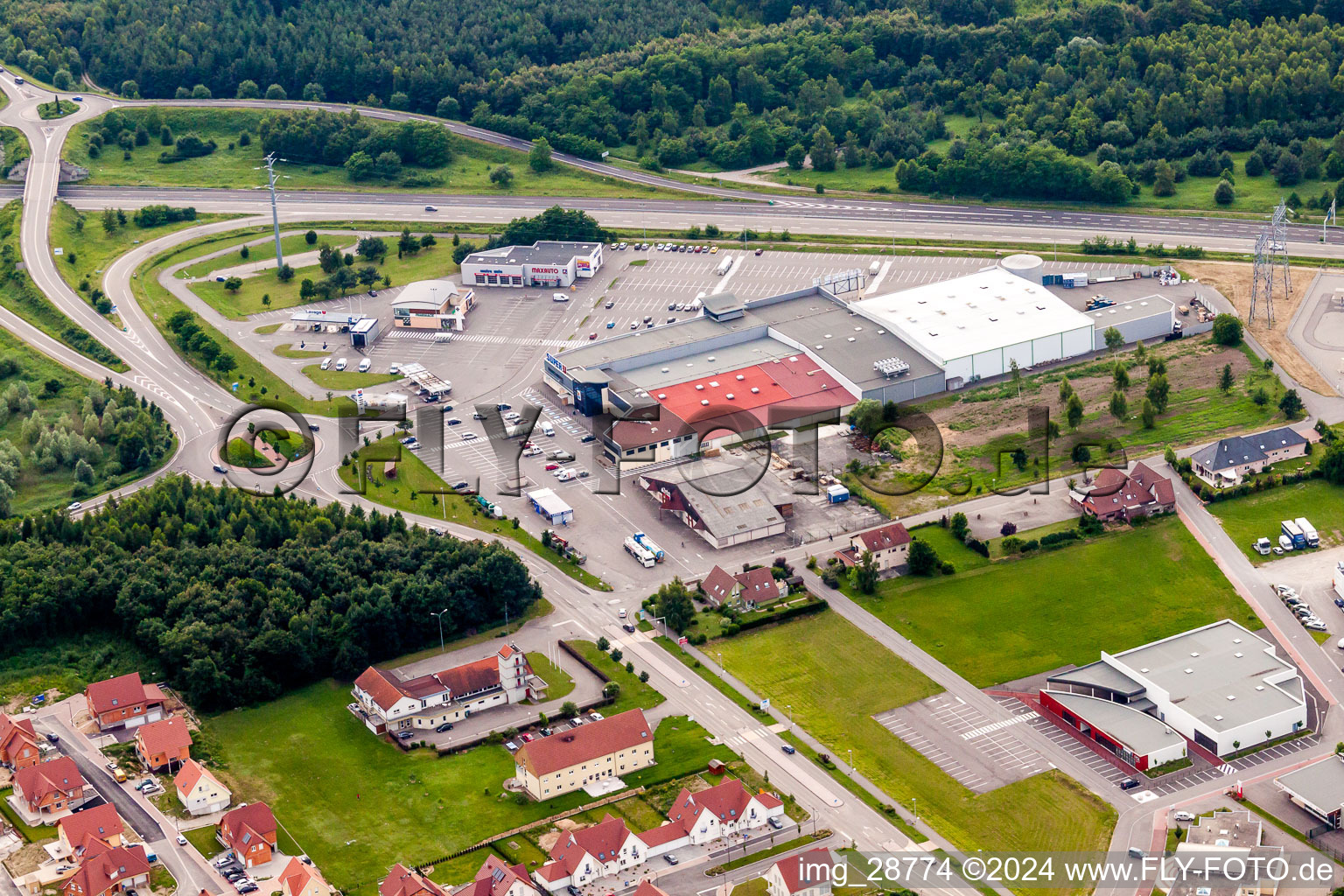 Vue aérienne de Succursale de supermarché Super U Seltz à Seltz dans le département Bas Rhin, France