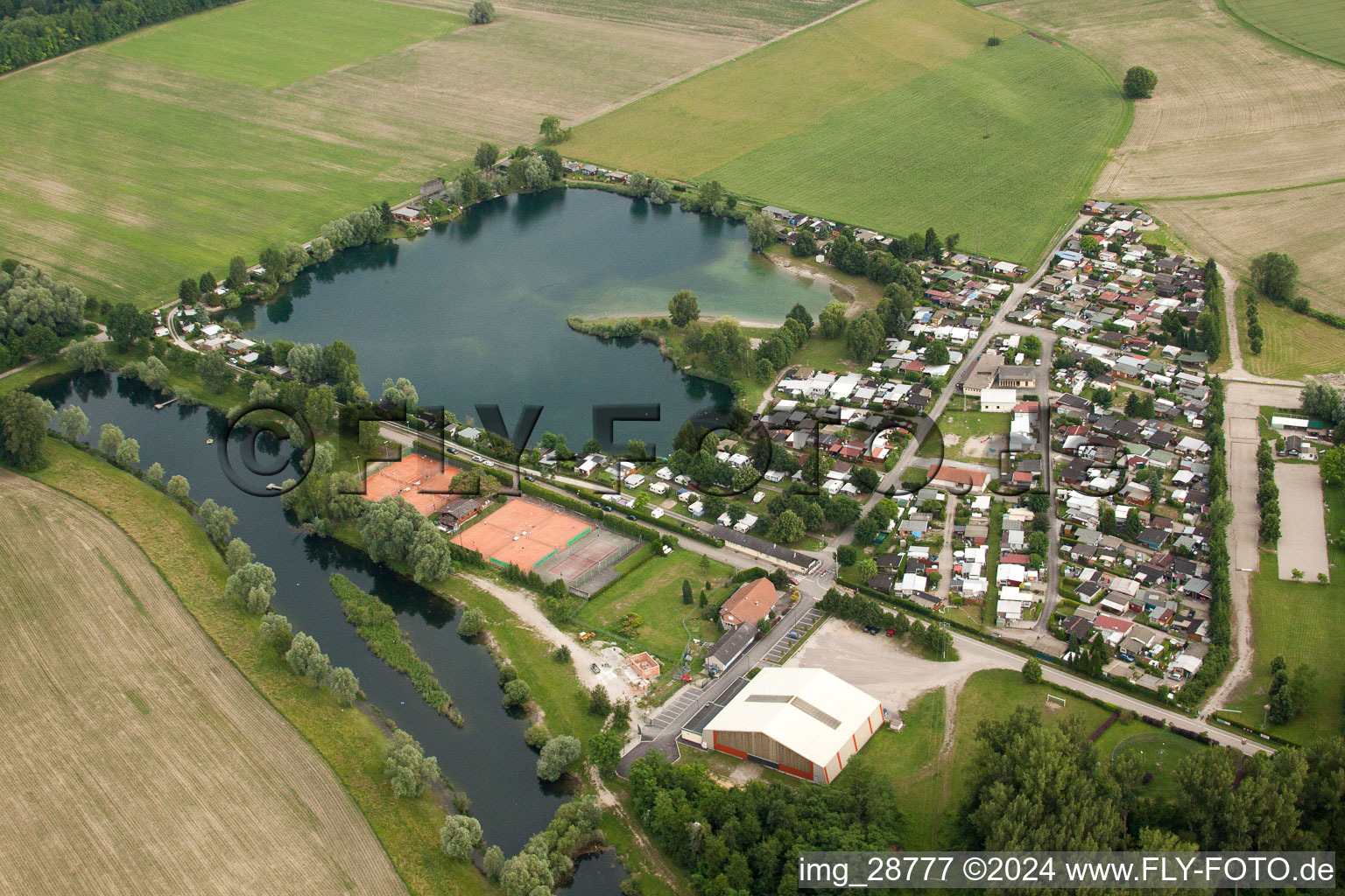 Vue aérienne de Caravanes et tentes - camping et emplacement pour tentes Camping Les Peupliers au bord du lac dans le quartier de Beinheim à Seltz dans le département Bas Rhin, France