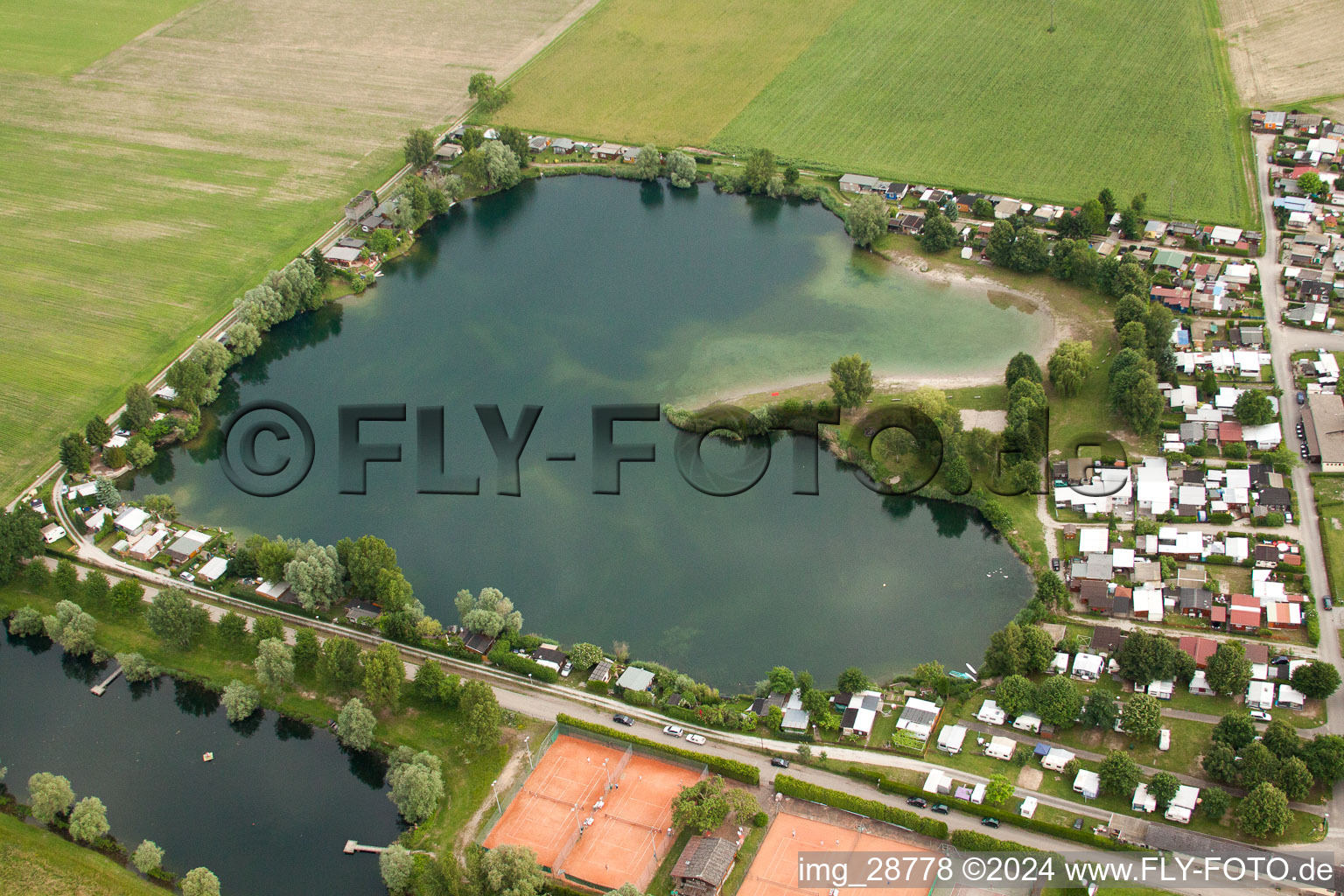 Vue aérienne de Caravanes et tentes - camping et emplacement pour tentes Camping Les Peupliers au bord du lac dans le quartier de Beinheim à Seltz dans le département Bas Rhin, France