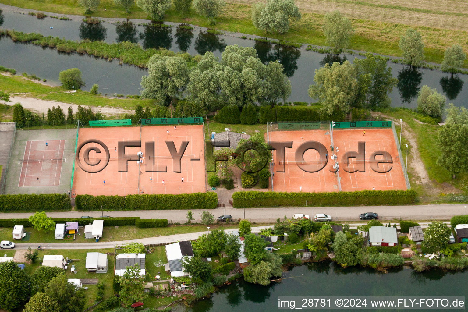 Vue aérienne de Camping Les Peupliers, tennis à Beinheim dans le département Bas Rhin, France