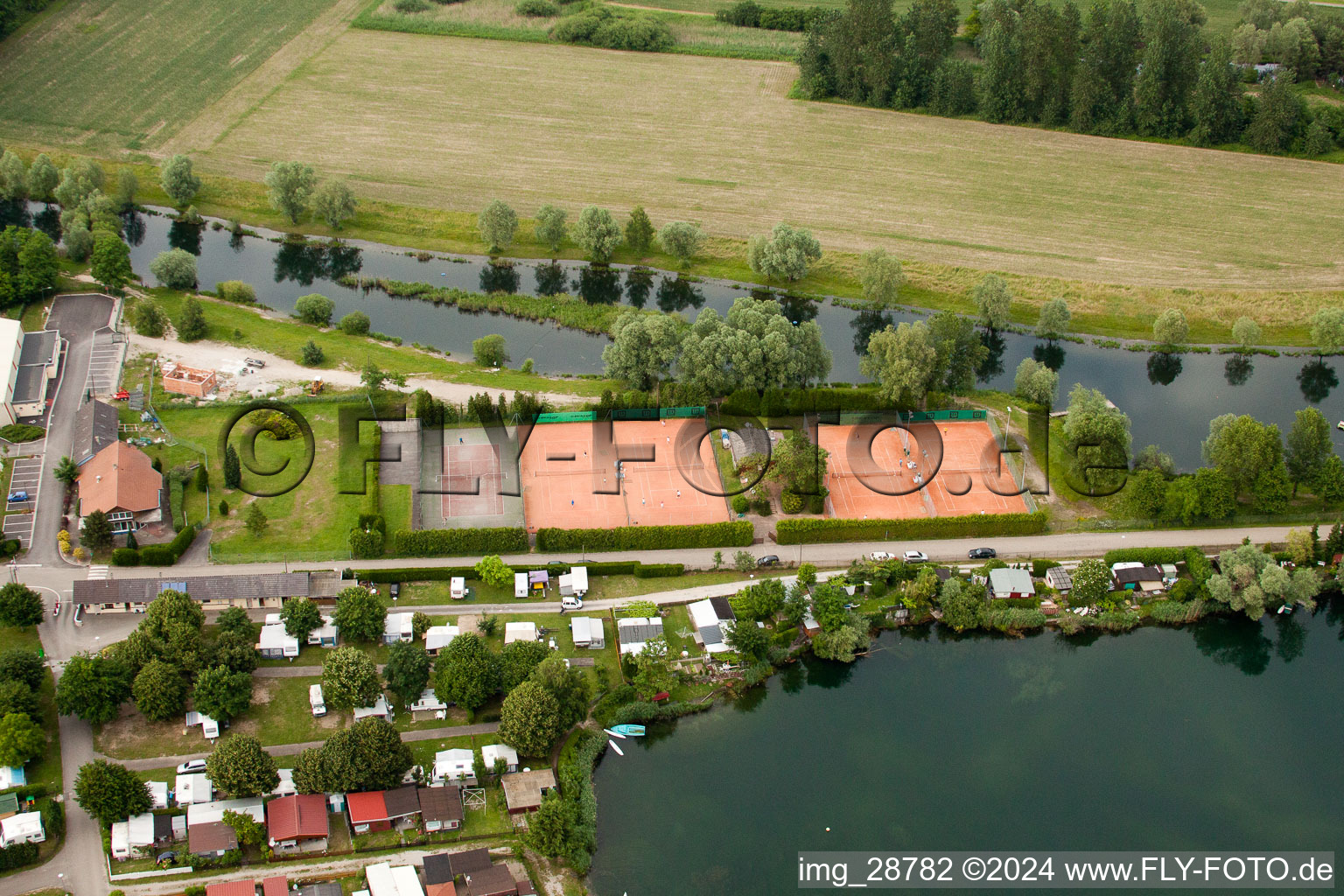 Vue aérienne de Camping Les Peupliers, tennis à Beinheim dans le département Bas Rhin, France