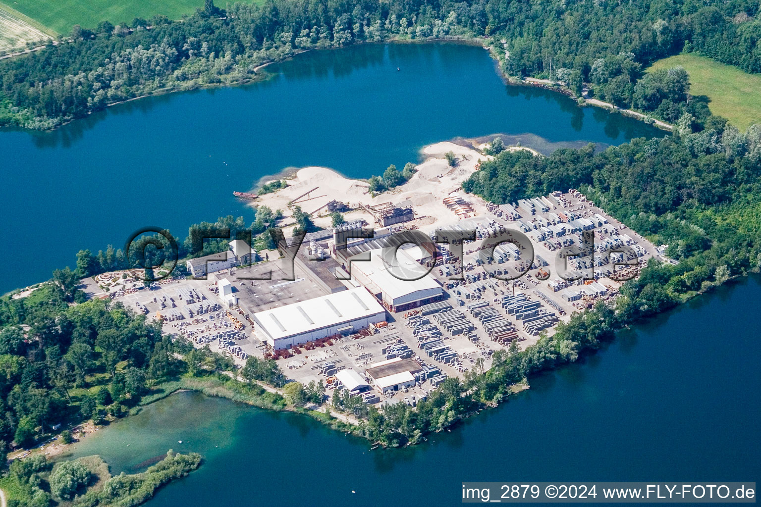 Vue aérienne de Locaux de l'usine de fabrication de blocs et de dalles en béton Lithon Plus GmbH & Co. KG à le quartier Eggenstein in Eggenstein-Leopoldshafen dans le département Bade-Wurtemberg, Allemagne