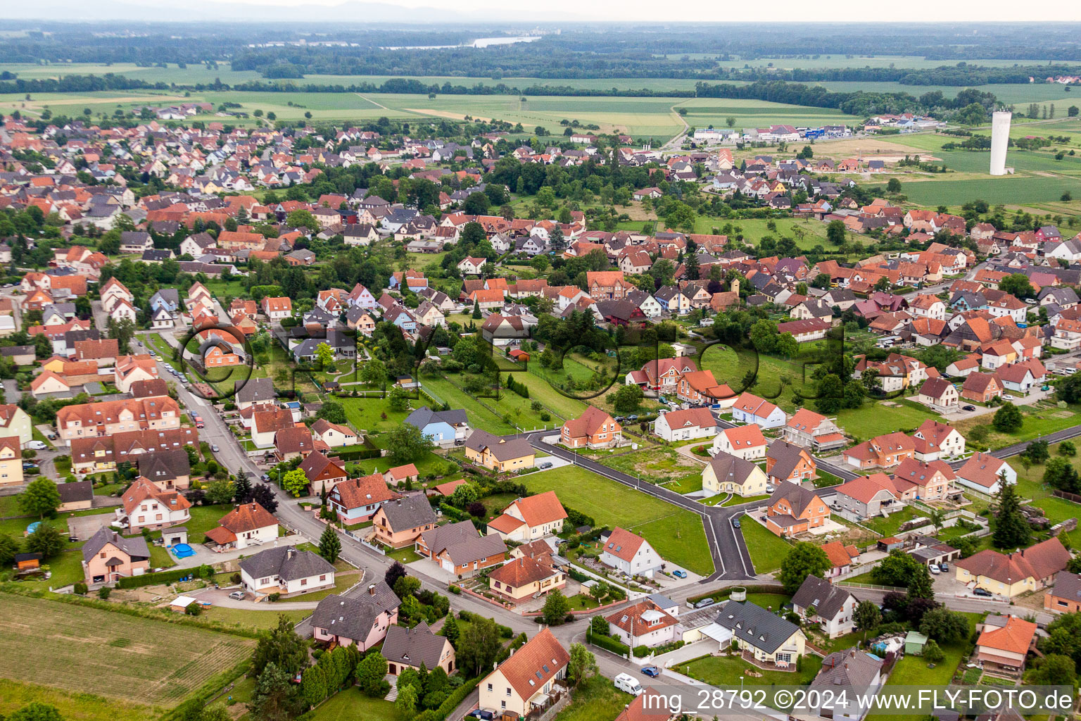 Vue aérienne de Vue sur le village à Rœschwoog dans le département Bas Rhin, France