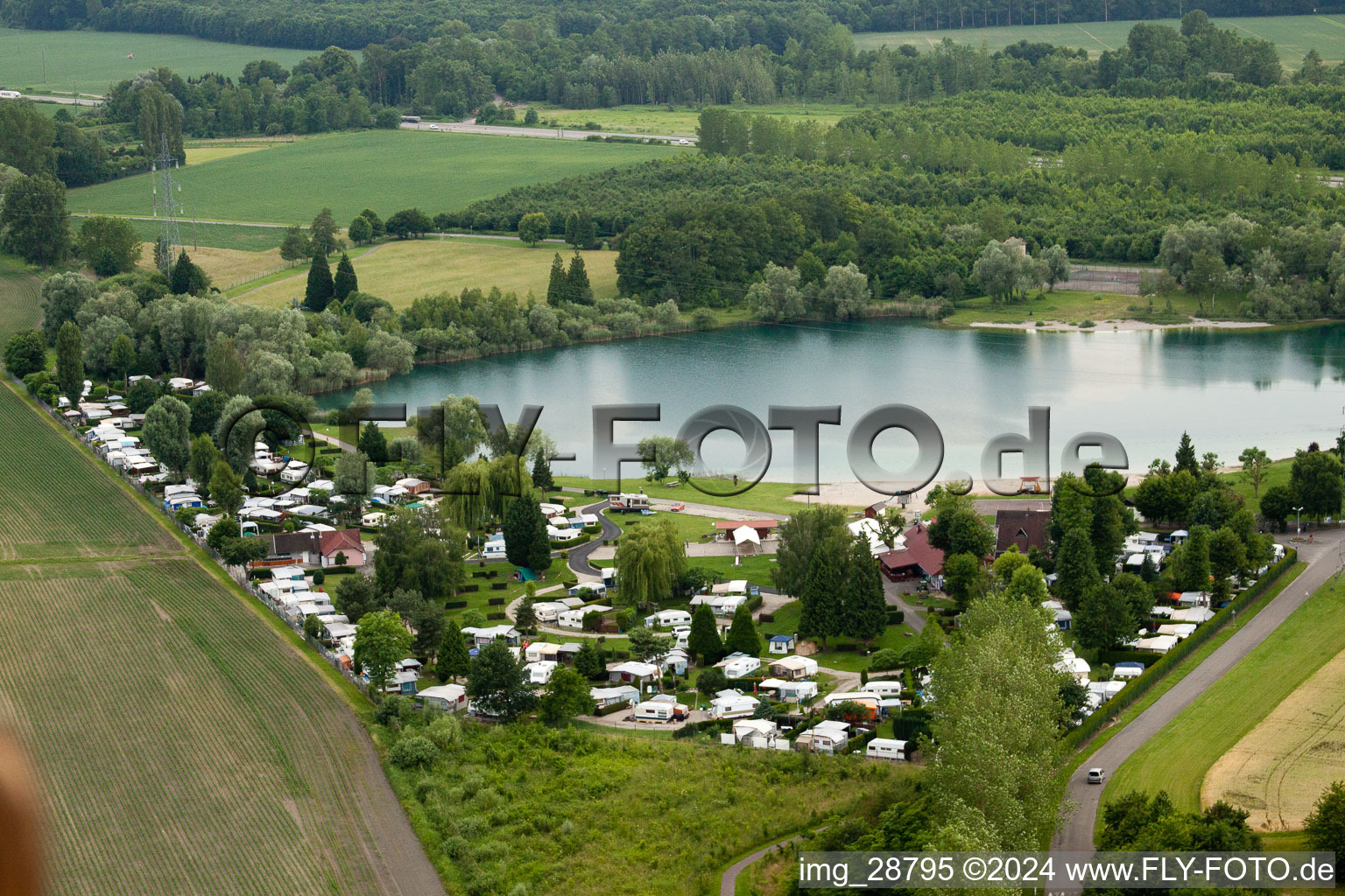 Vue aérienne de Camping à l'étang à Rœschwoog dans le département Bas Rhin, France