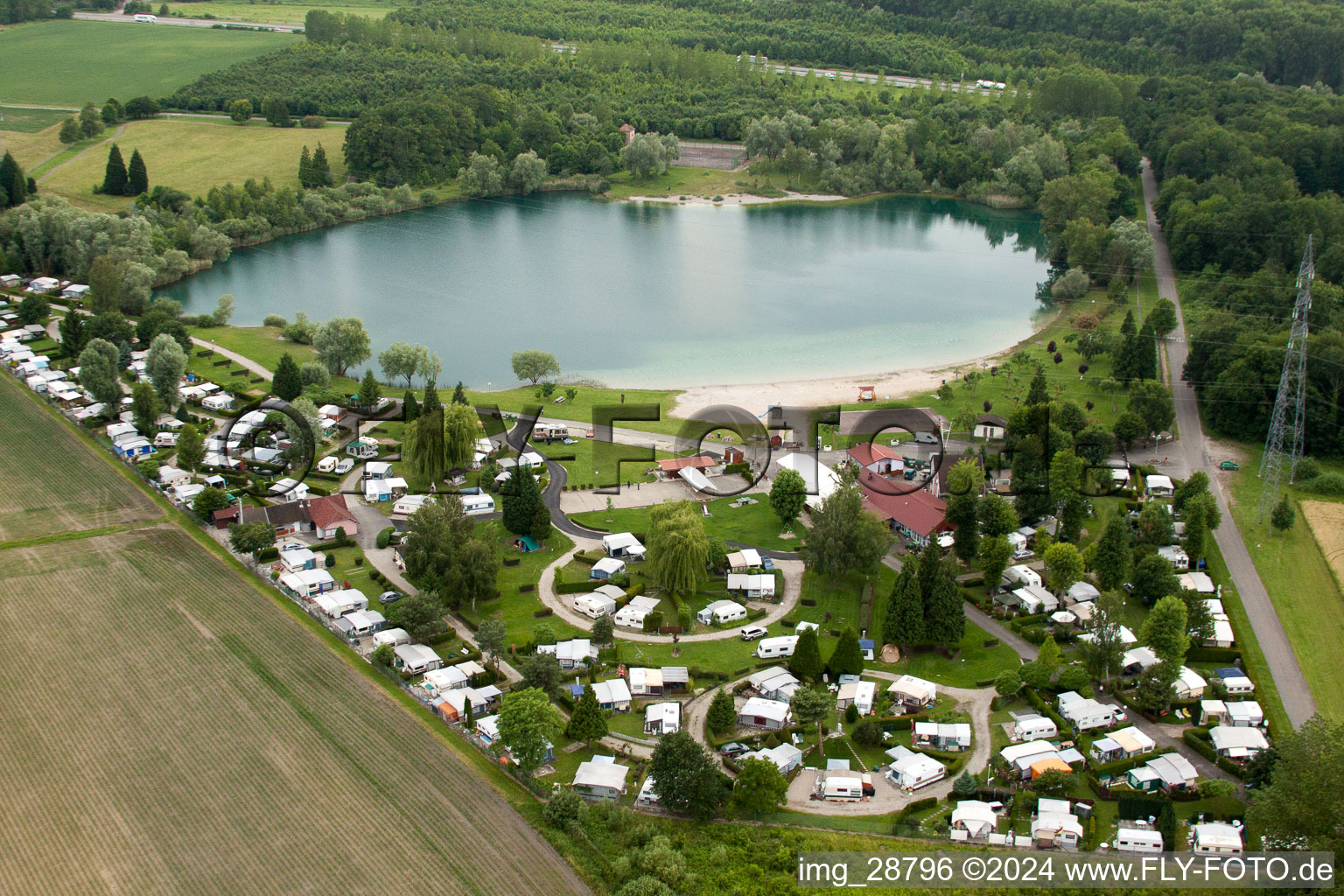 Vue aérienne de Caravanes et tentes - camping - et camping Camping Plage du Staedly à Rœschwoog dans le département Bas Rhin, France