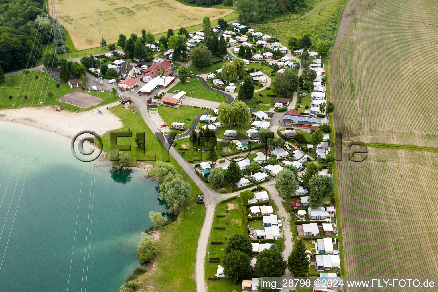 Vue aérienne de Caravanes et tentes - camping et camping Camping Plage du Staedly au bord du lac à Roeschwoog à Rœschwoog dans le département Bas Rhin, France