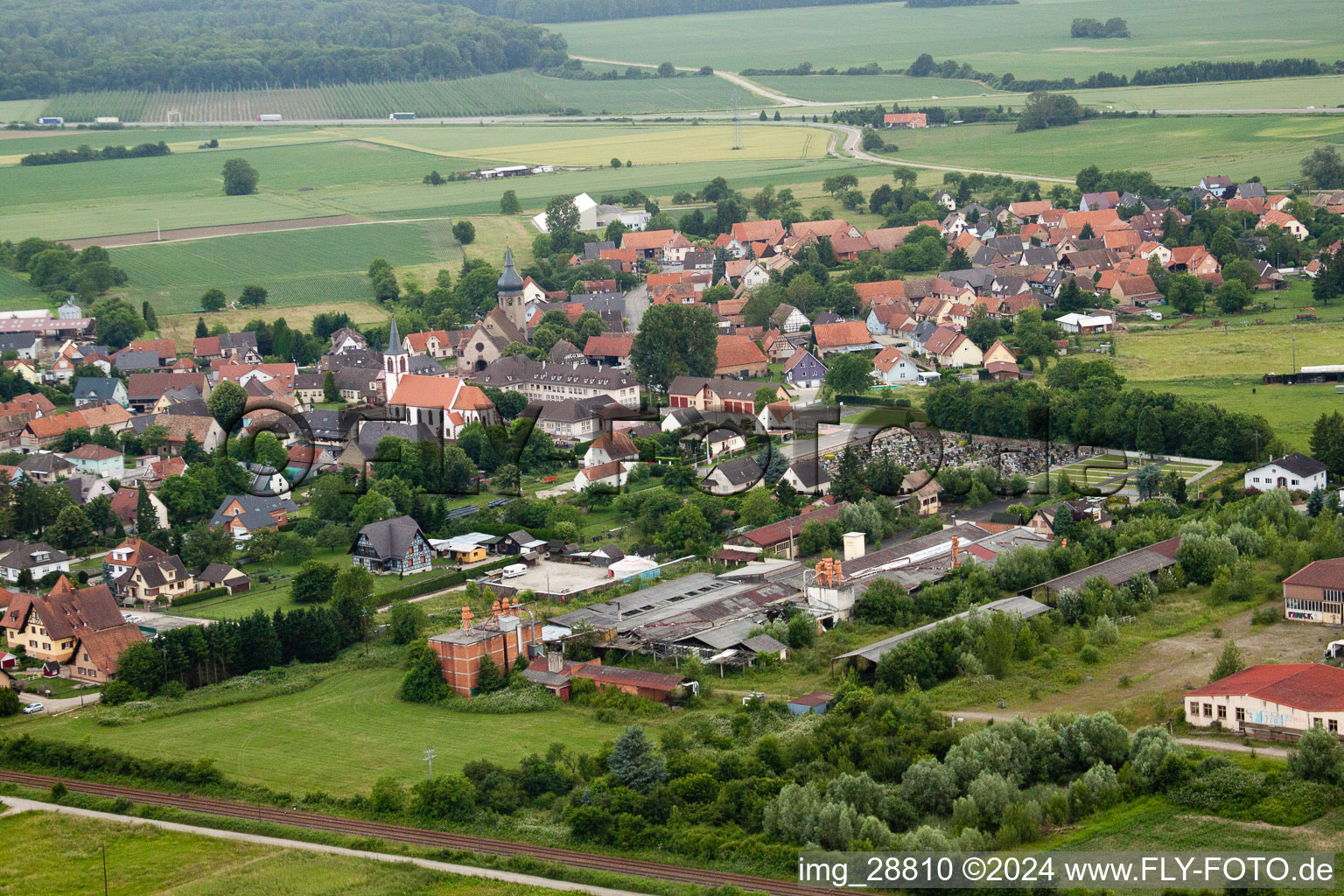 Vue aérienne de Deux églises Eglise Evangélique et Catholique au centre du village à Stattmatten dans le département Bas Rhin, France