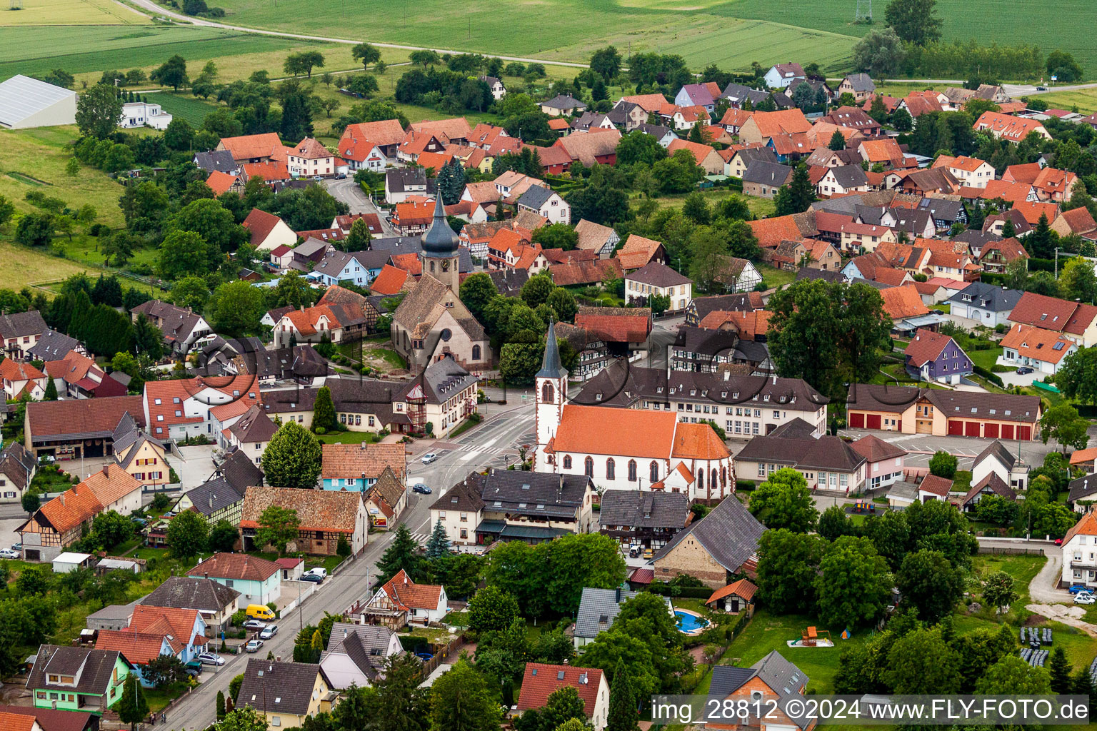 Vue aérienne de Deux églises Eglise Evangélique et Catholique au centre du village à Stattmatten dans le département Bas Rhin, France