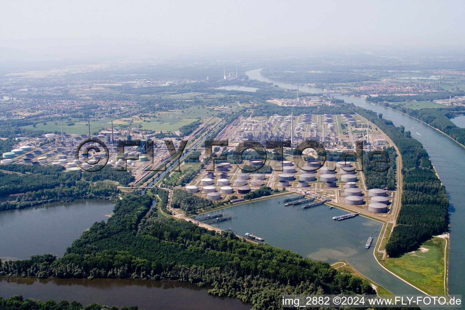 Vue aérienne de Raffinerie sur le Rhin vue du nord à le quartier Knielingen in Karlsruhe dans le département Bade-Wurtemberg, Allemagne