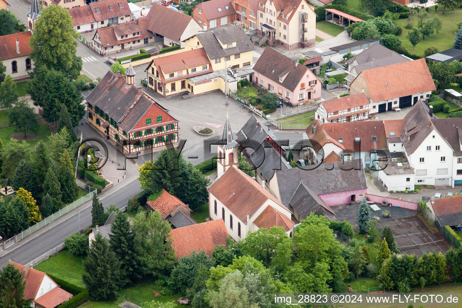 Vue sur le village à Dalhunden dans le département Bas Rhin, France d'en haut