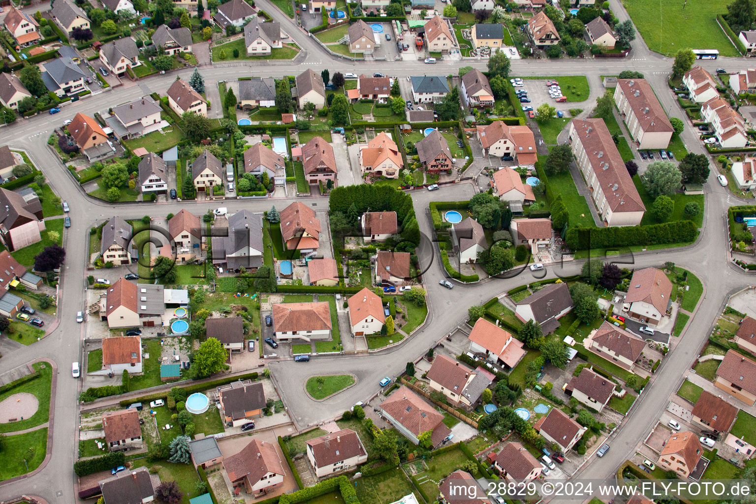 Drusenheim dans le département Bas Rhin, France vu d'un drone