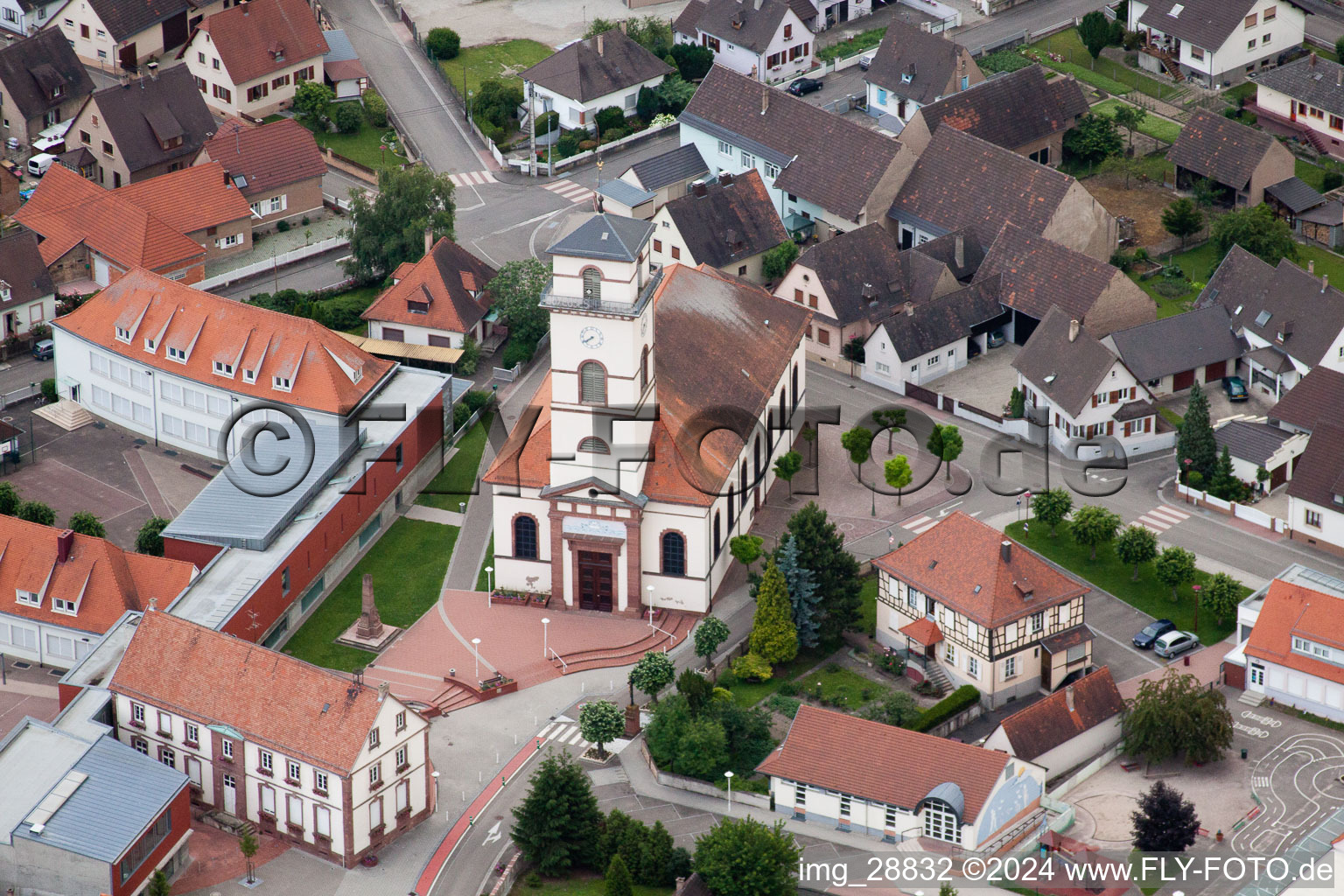 Vue aérienne de Église Paroisse Saint-Matthieu au centre du village à Drusenheim dans le département Bas Rhin, France