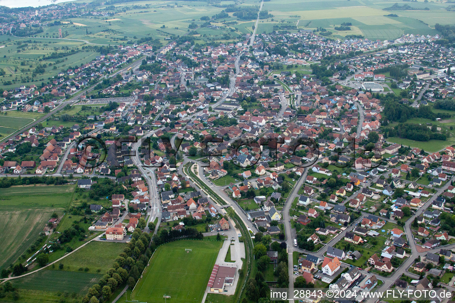 Vue aérienne de Herrlisheim dans le département Bas Rhin, France